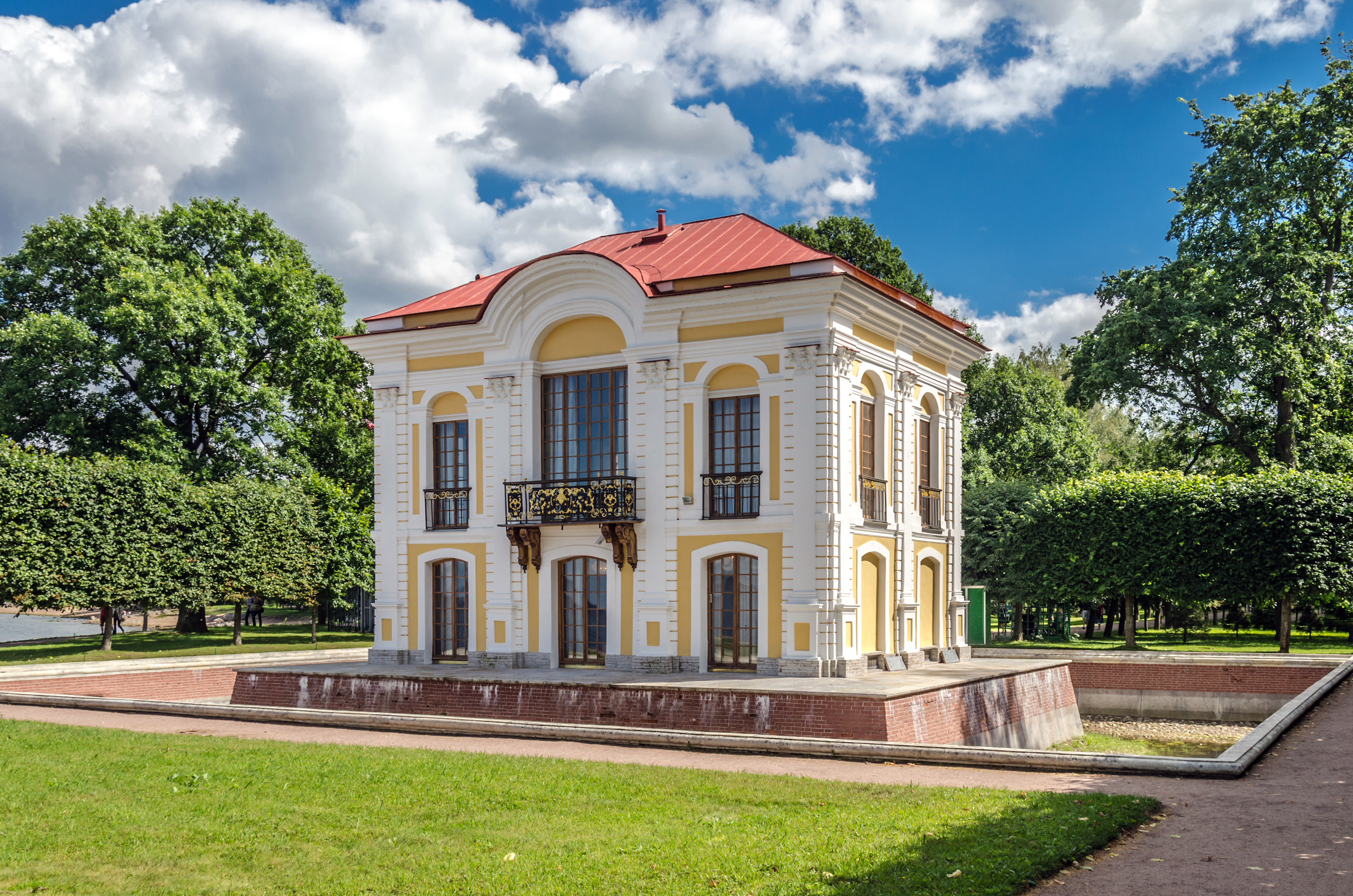 Hermitage pavilion in the Lower Park of Peterhof 01