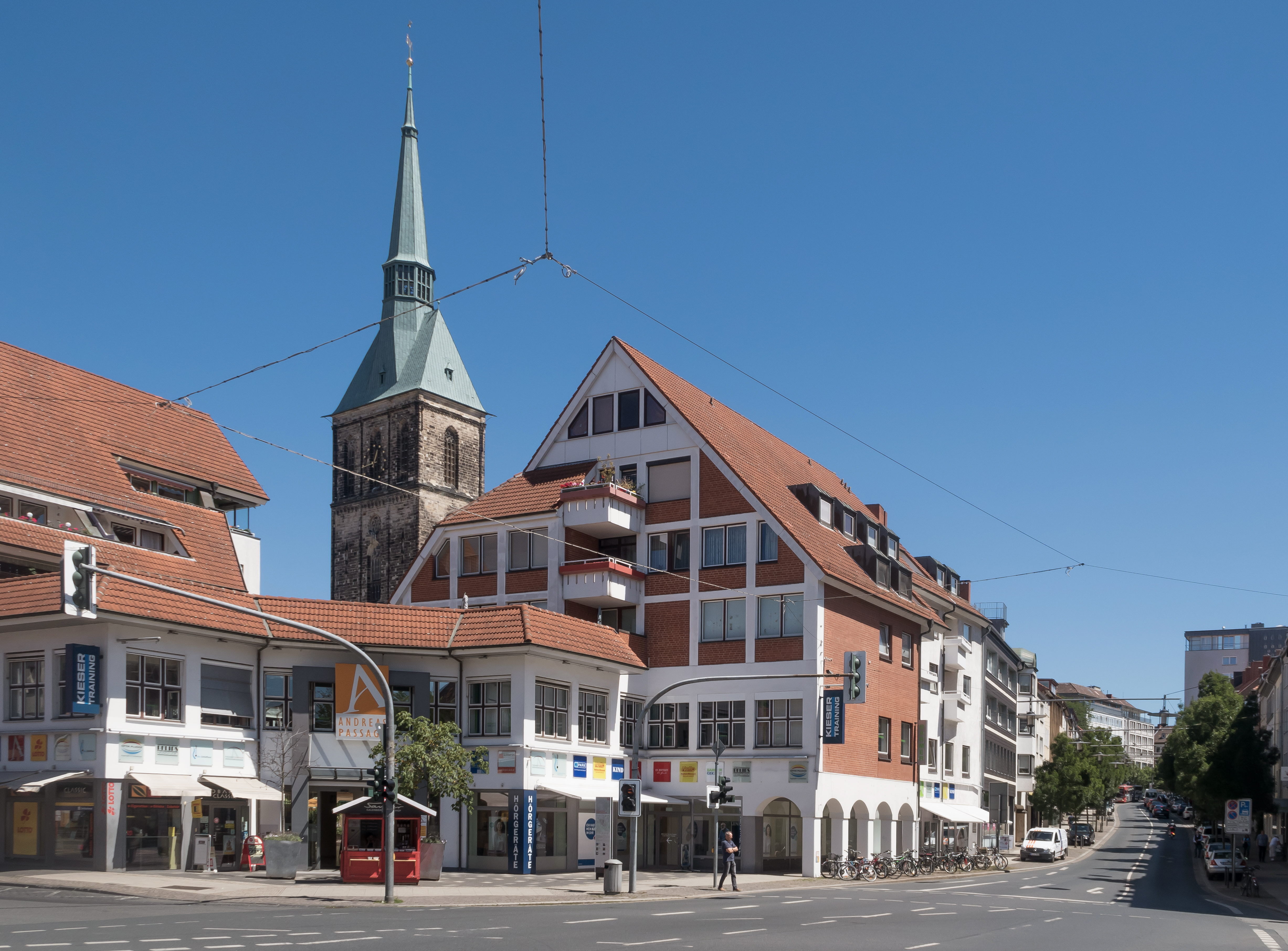 Hildesheim, de toren van die Sankt Andreaskirche in straatzicht IMG 4653 2018-07-02 12.46