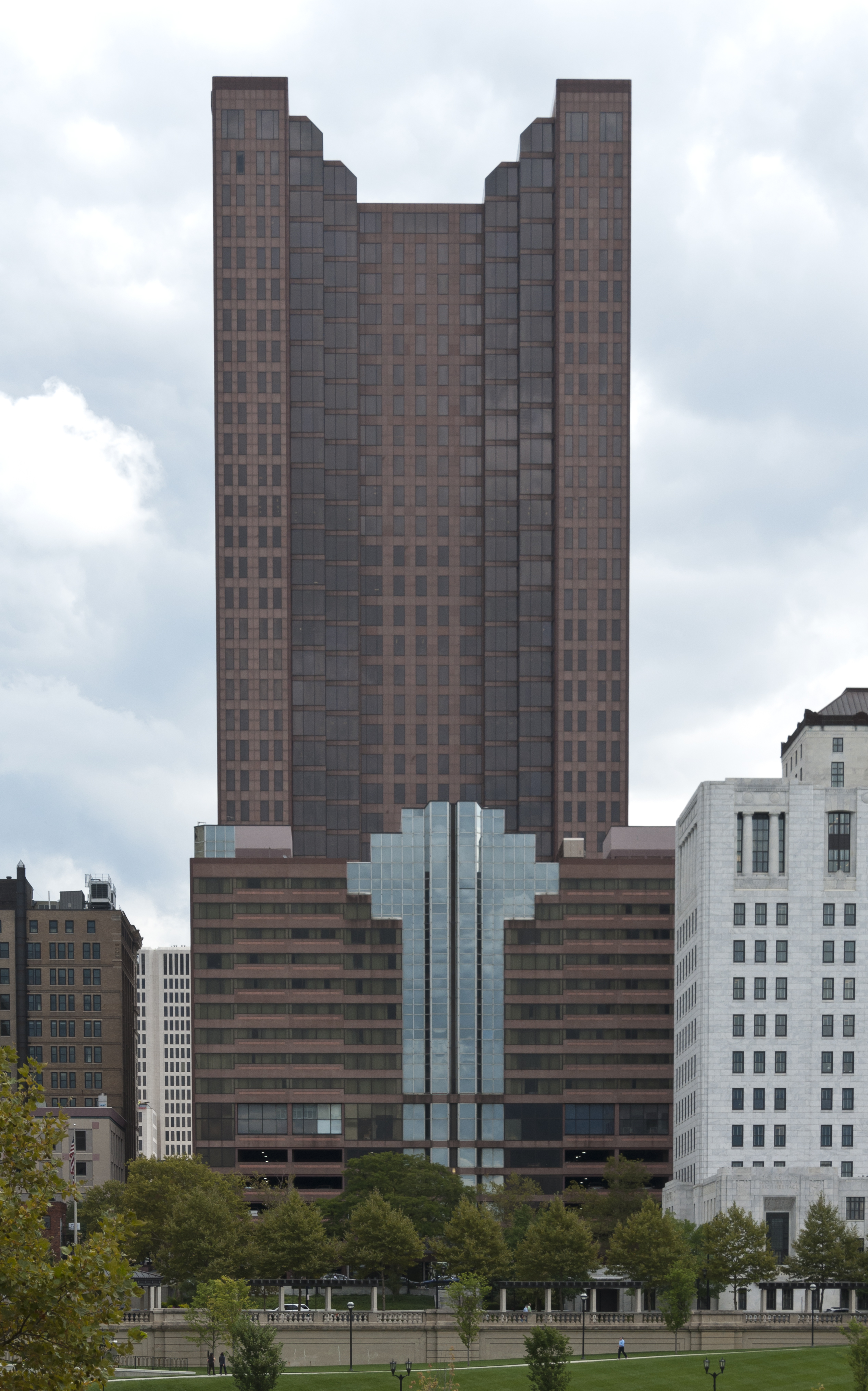 Huntington Center from W 1