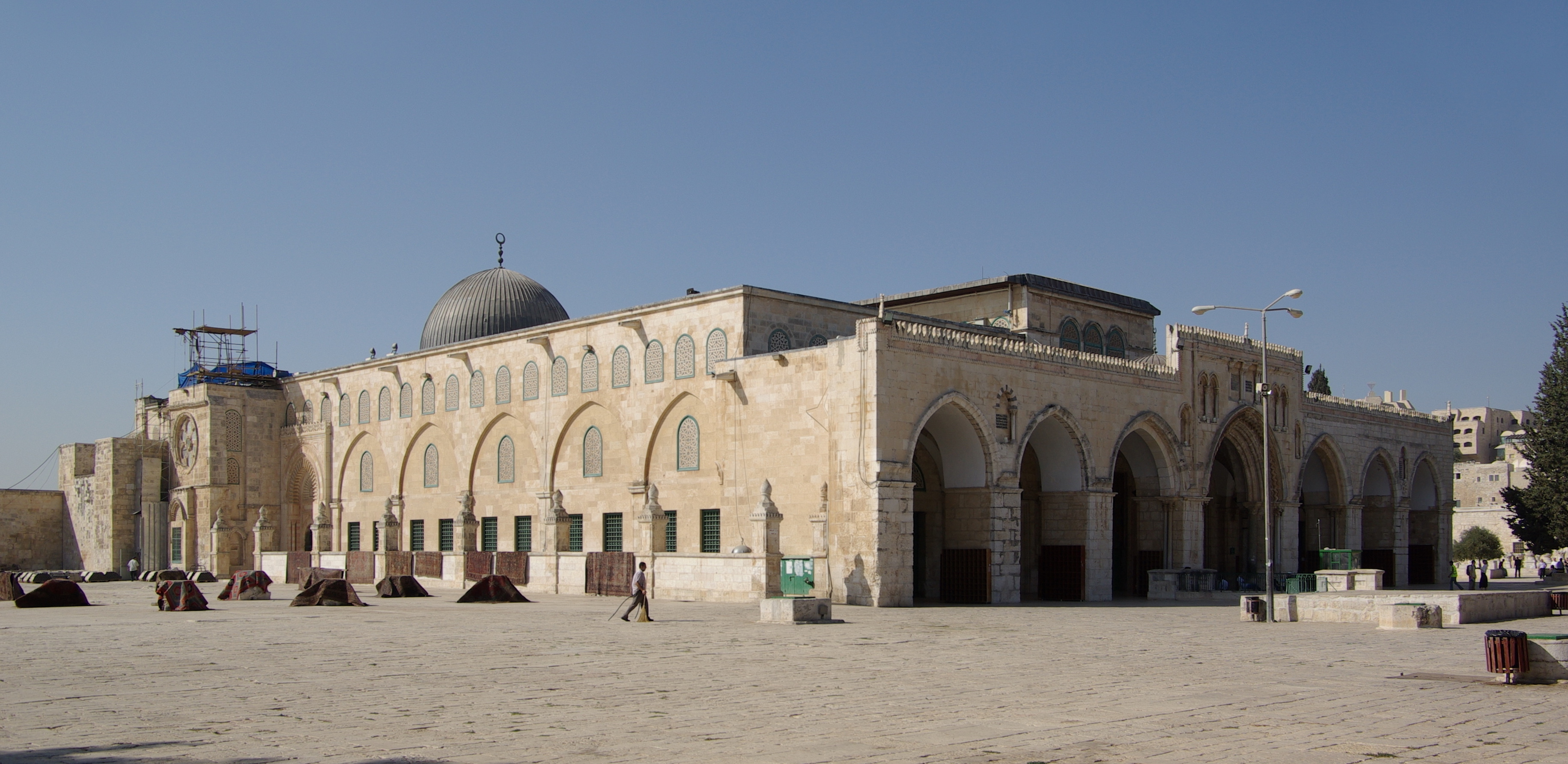 Jerusalem Al-Aqsa Mosque BW 2010-09-21 06-38-12