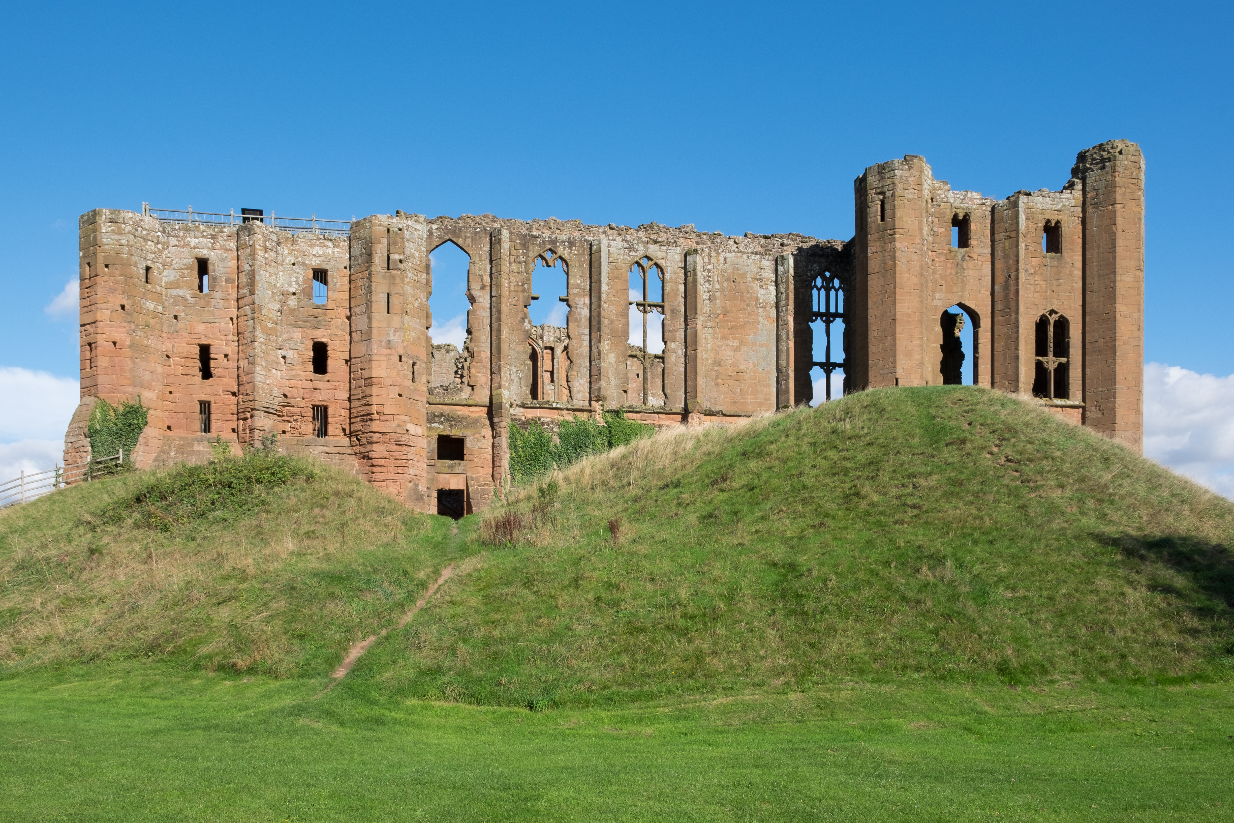Kenilworth Castle Great Hall from the west 2016