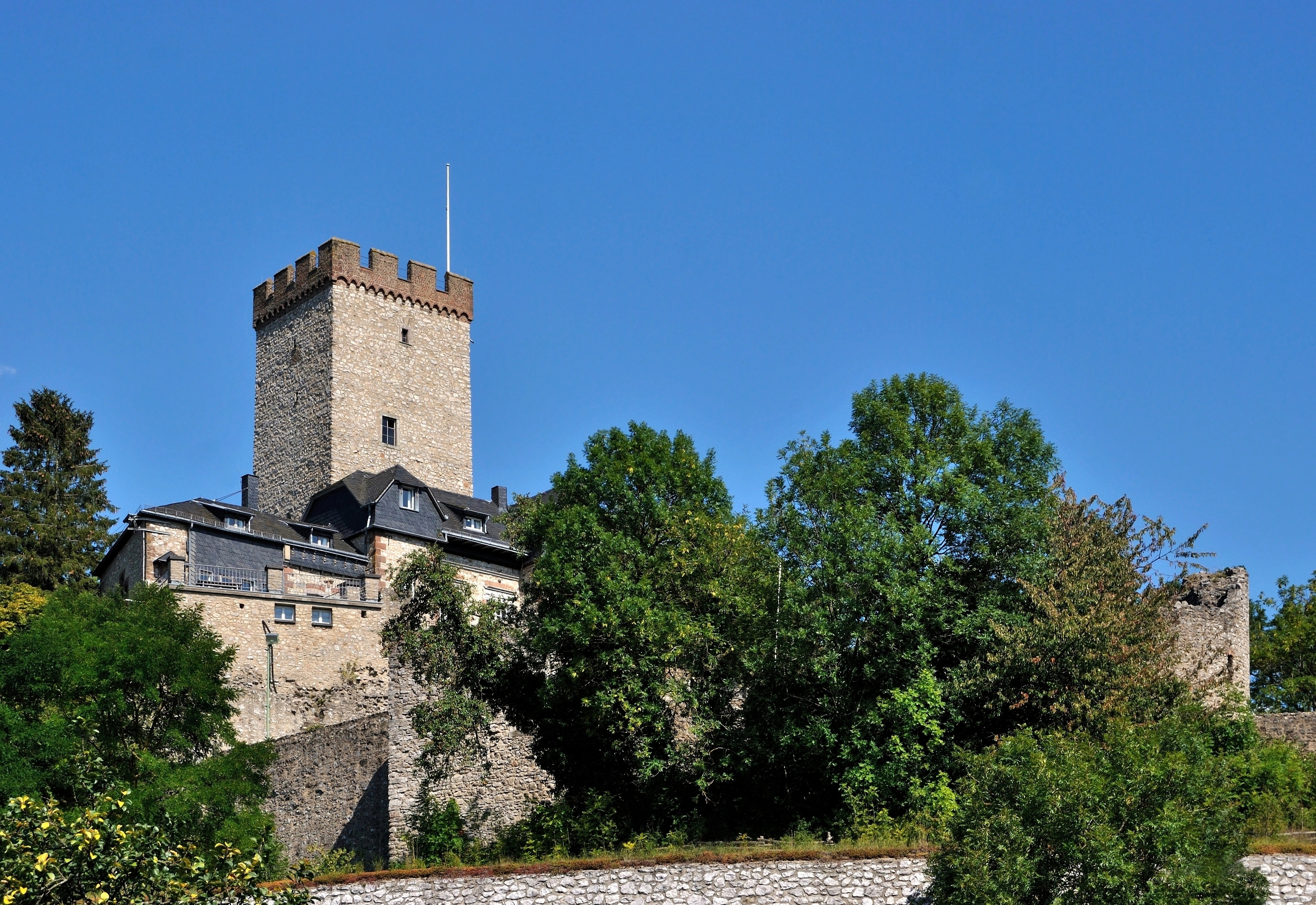 Kerpen (Eifel), Burg, 2011-09 CN-01