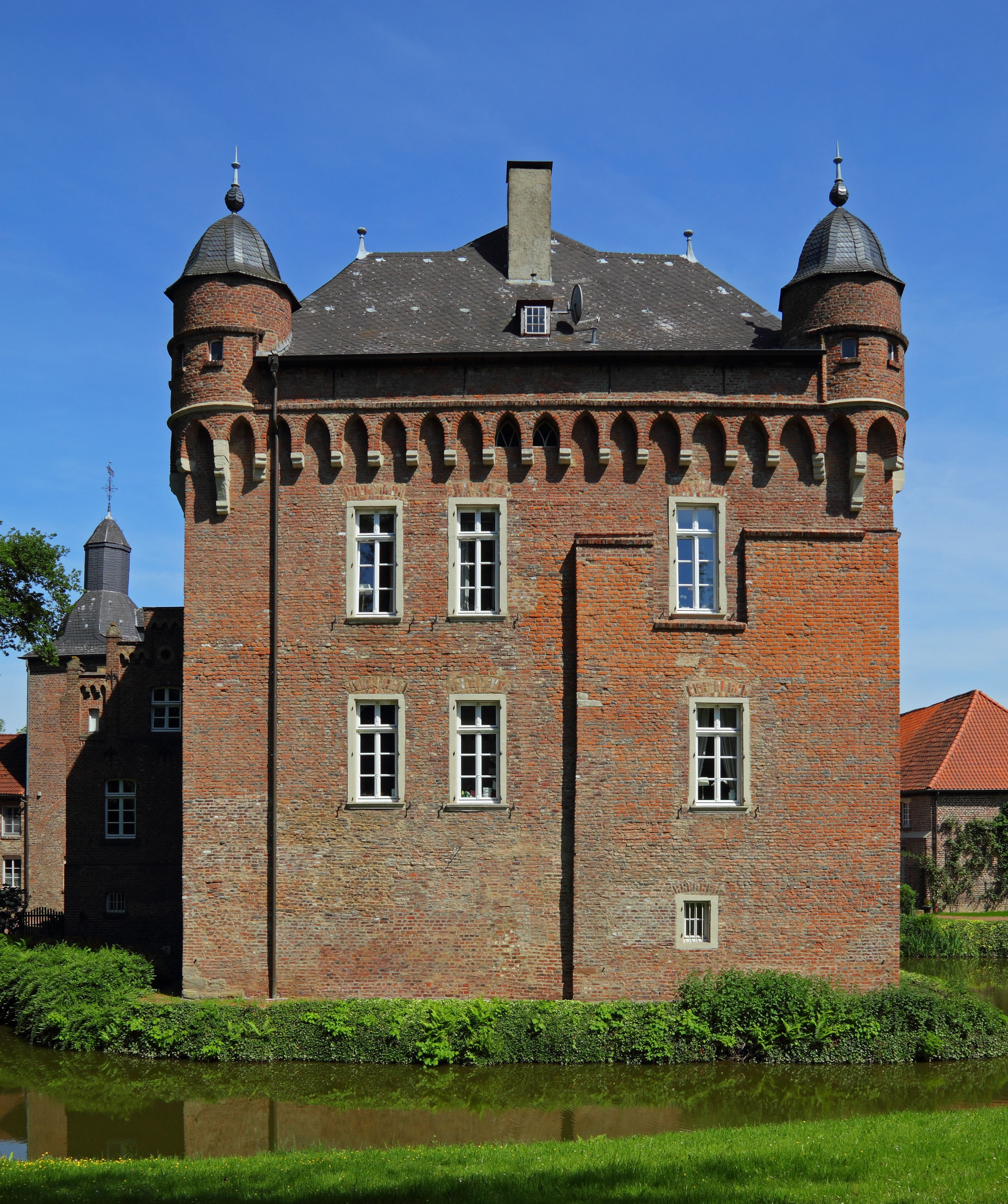 Kerpen Schloss Loersfeld Wasserburg 01