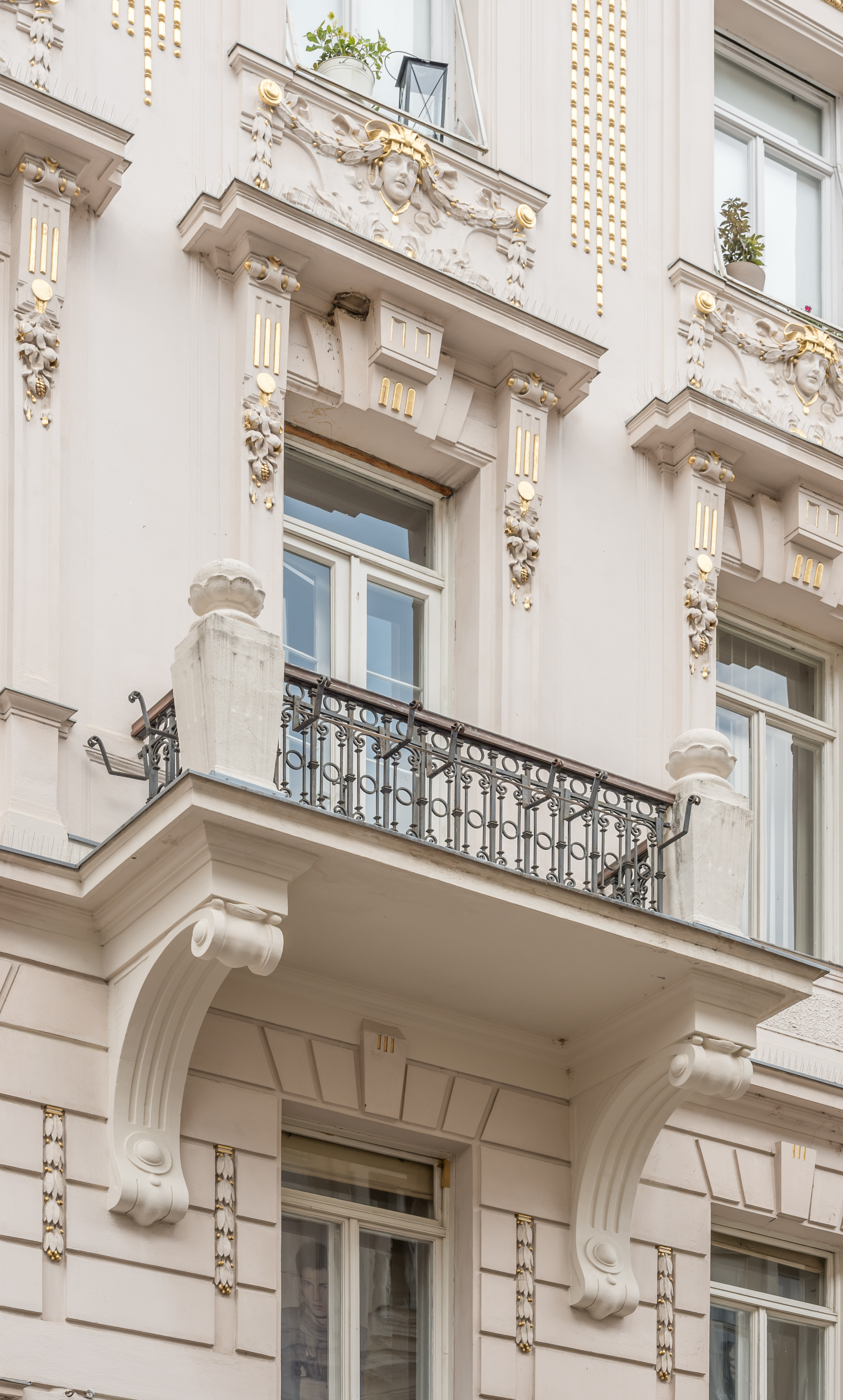 Klagenfurt Kramergasse 6 Wohn-und Geschaeftshaus S-Seite Balkon 23072016 3959