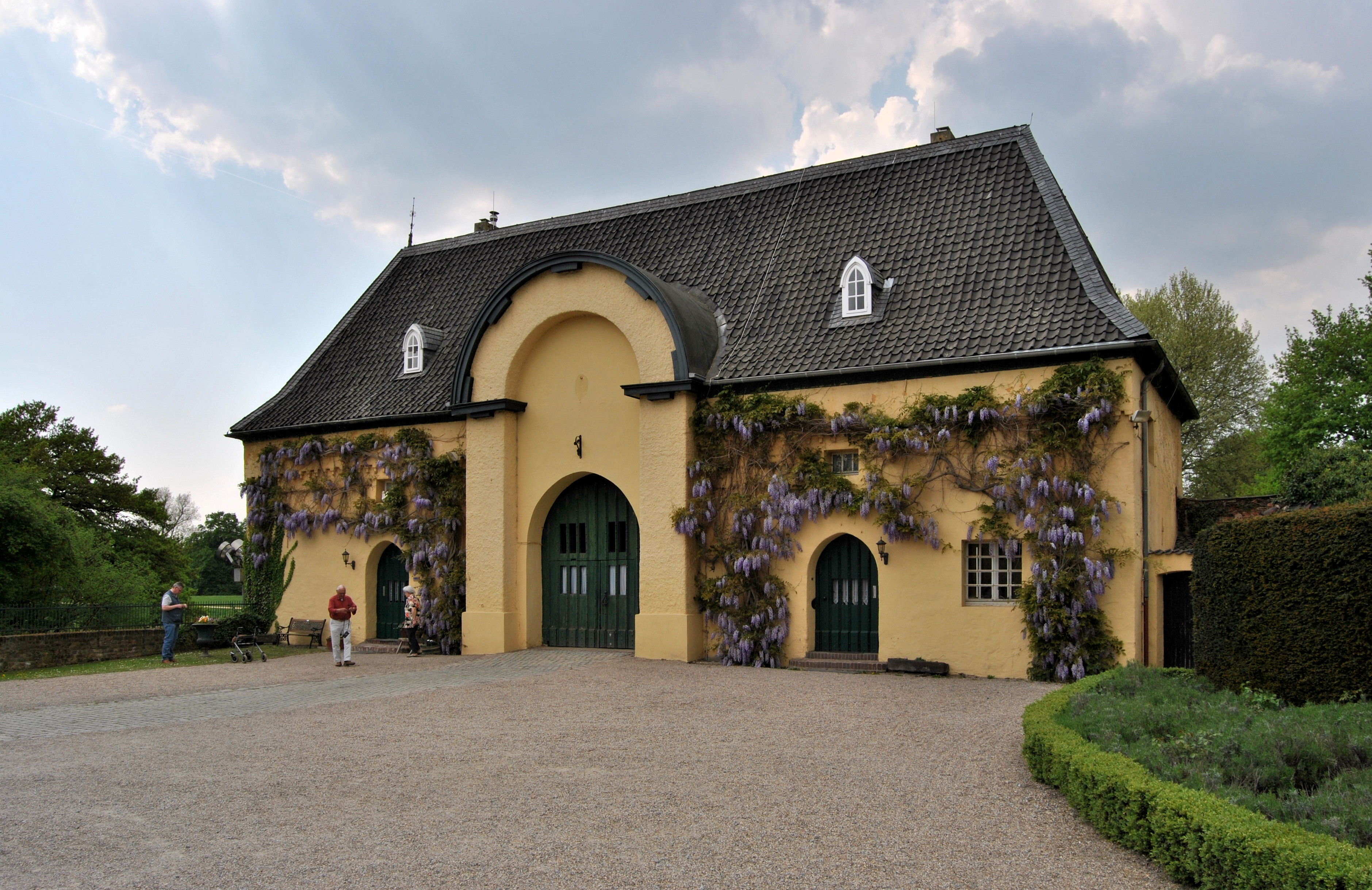 Krefeld, Burg Linn, 2011-04 CN-04