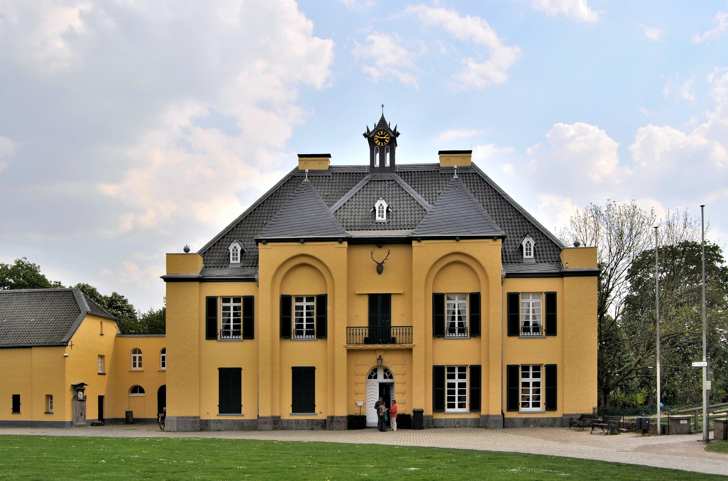 Krefeld, Burg Linn, 2011-04 CN-06