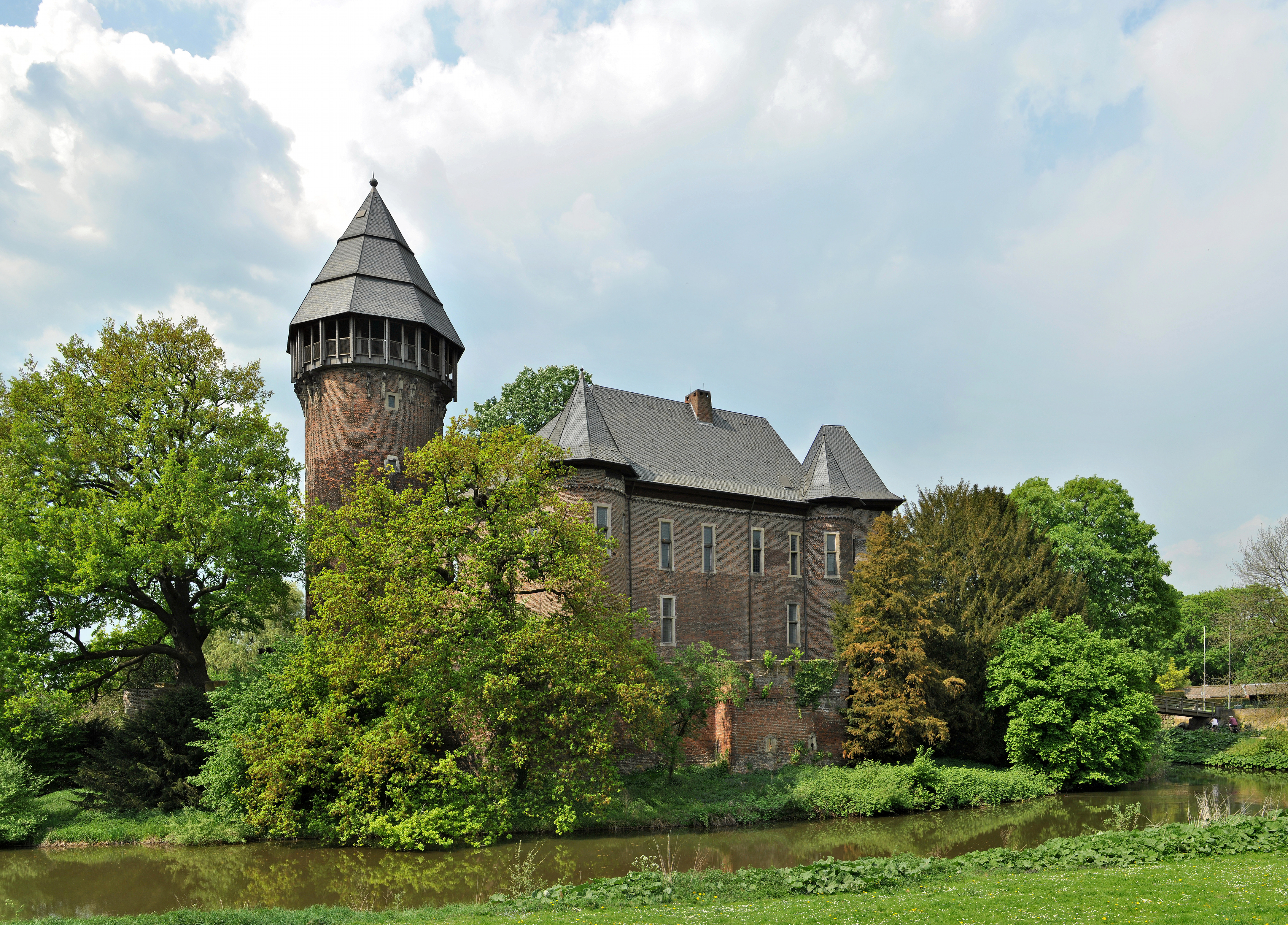Krefeld, Burg Linn, 2011-04 CN-07