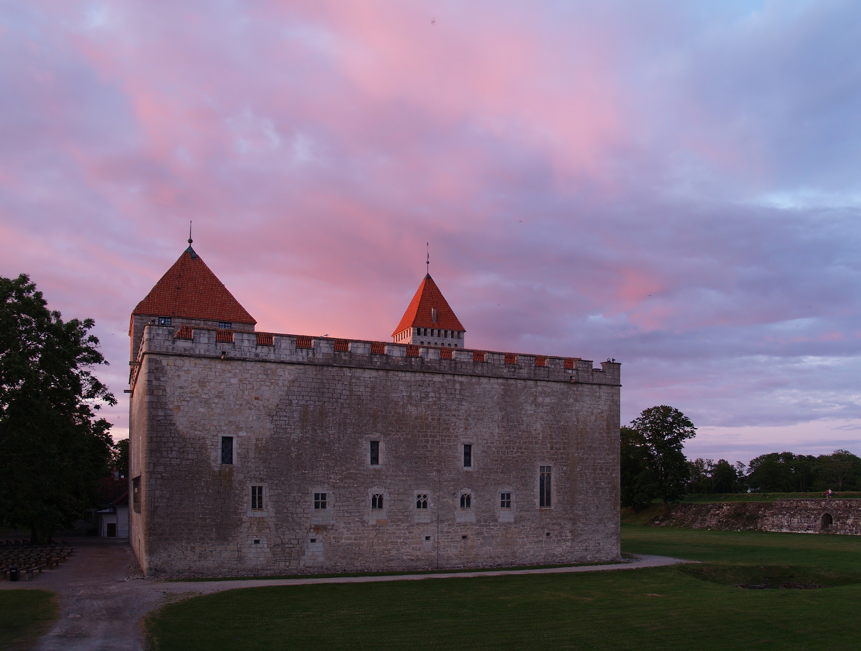 Kuressaare linnus õhtuhämaruses