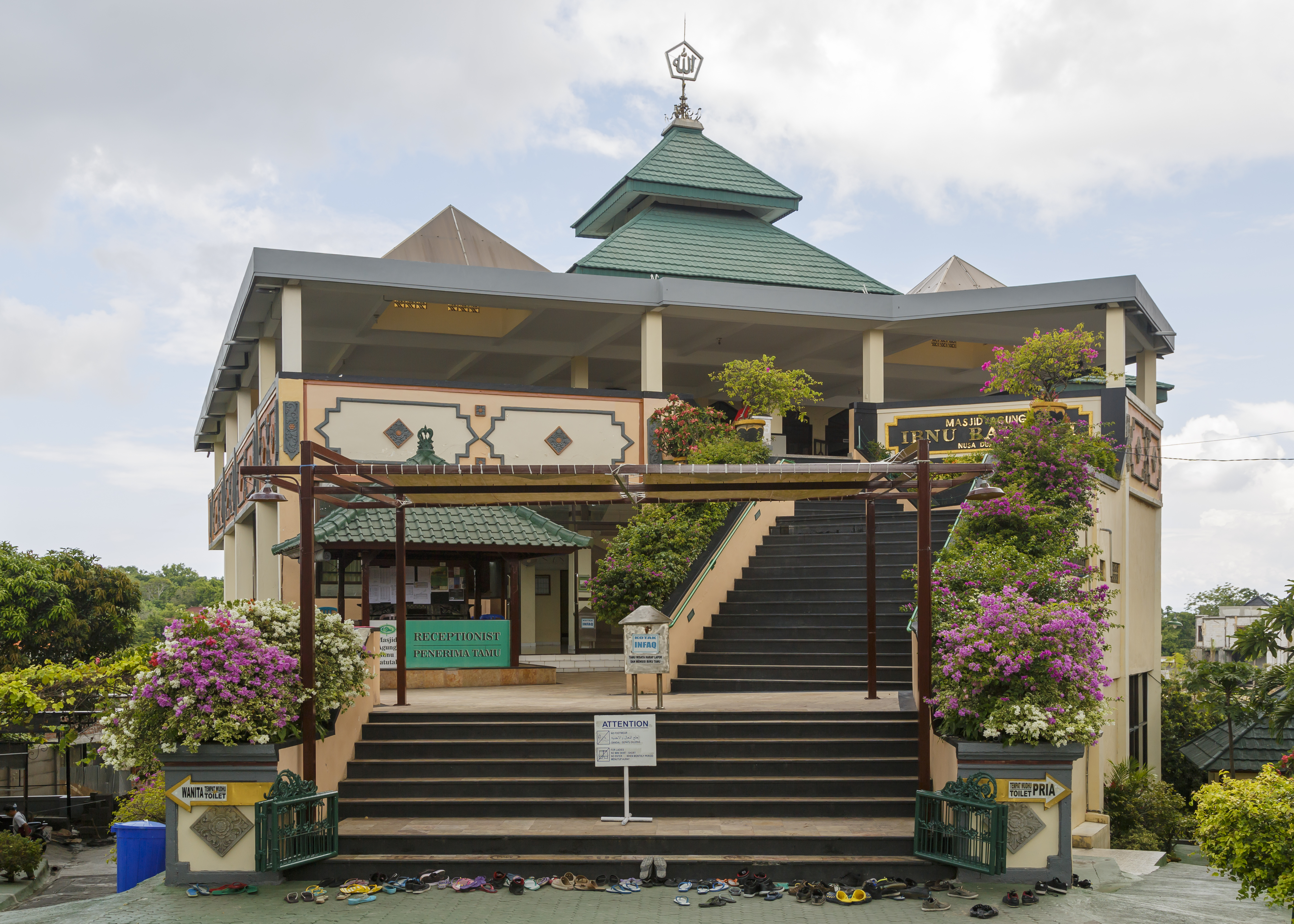 Kuta Bali Indonesia Masjid-Agung-Ibnu-Batutah-02