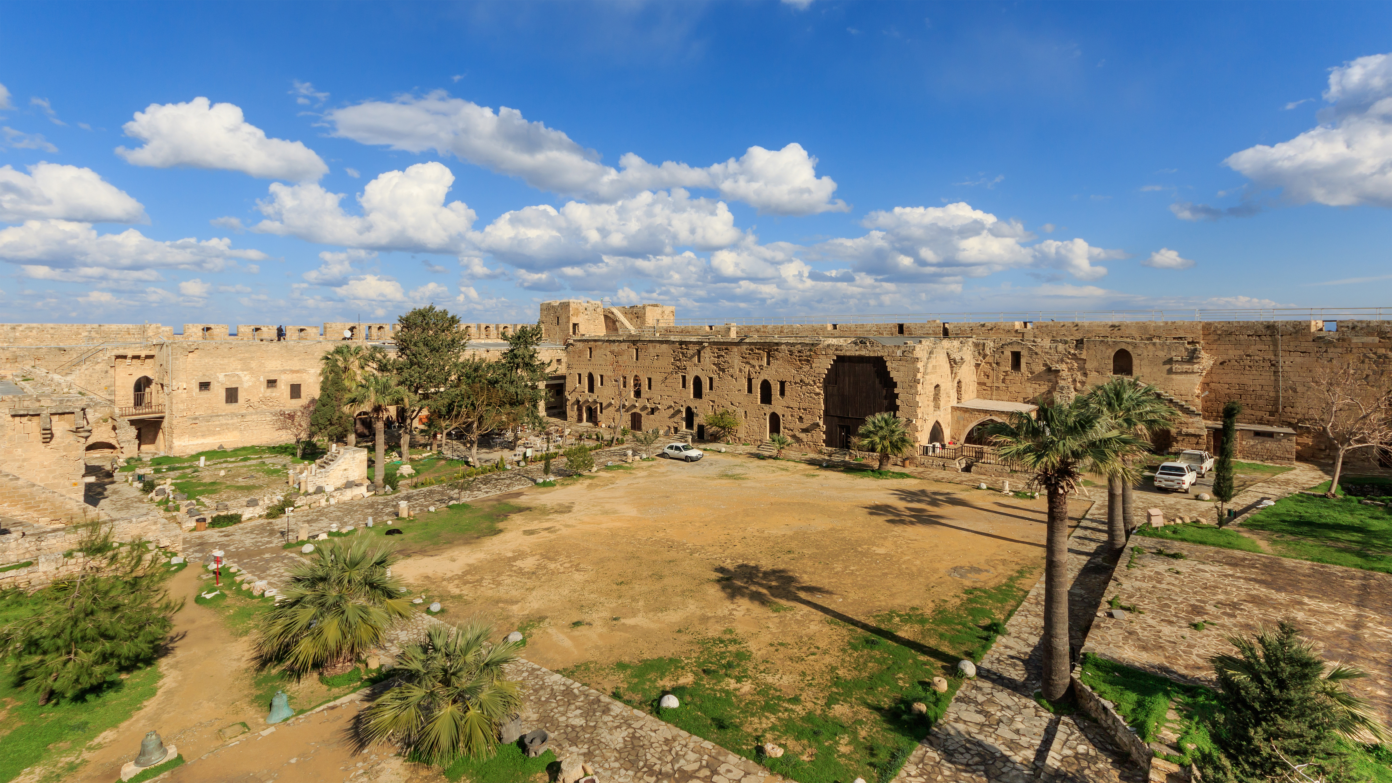 Kyrenia 01-2017 img05 Castle yard