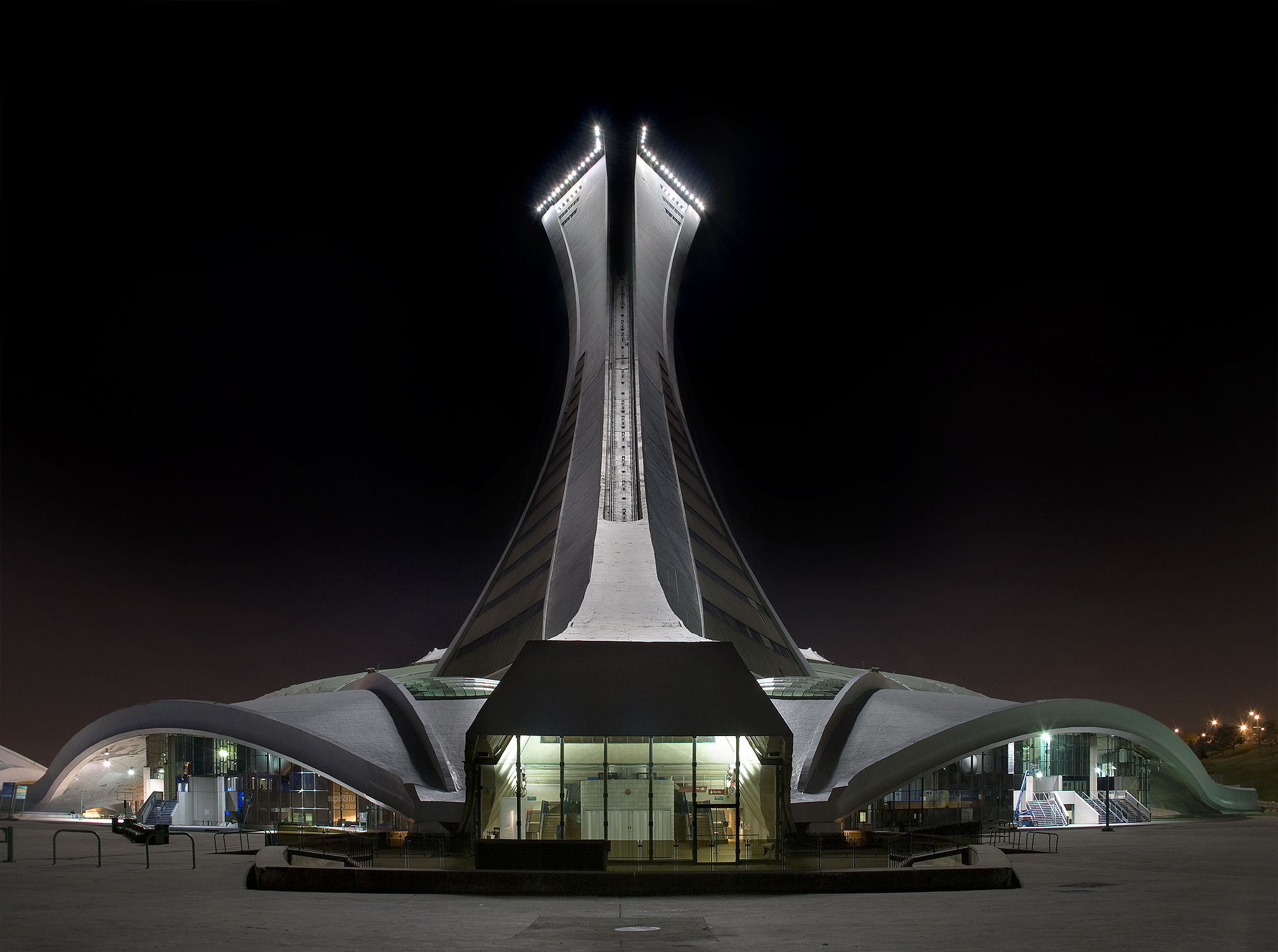 Le Stade Olympique de Montréal Nuit Arriere