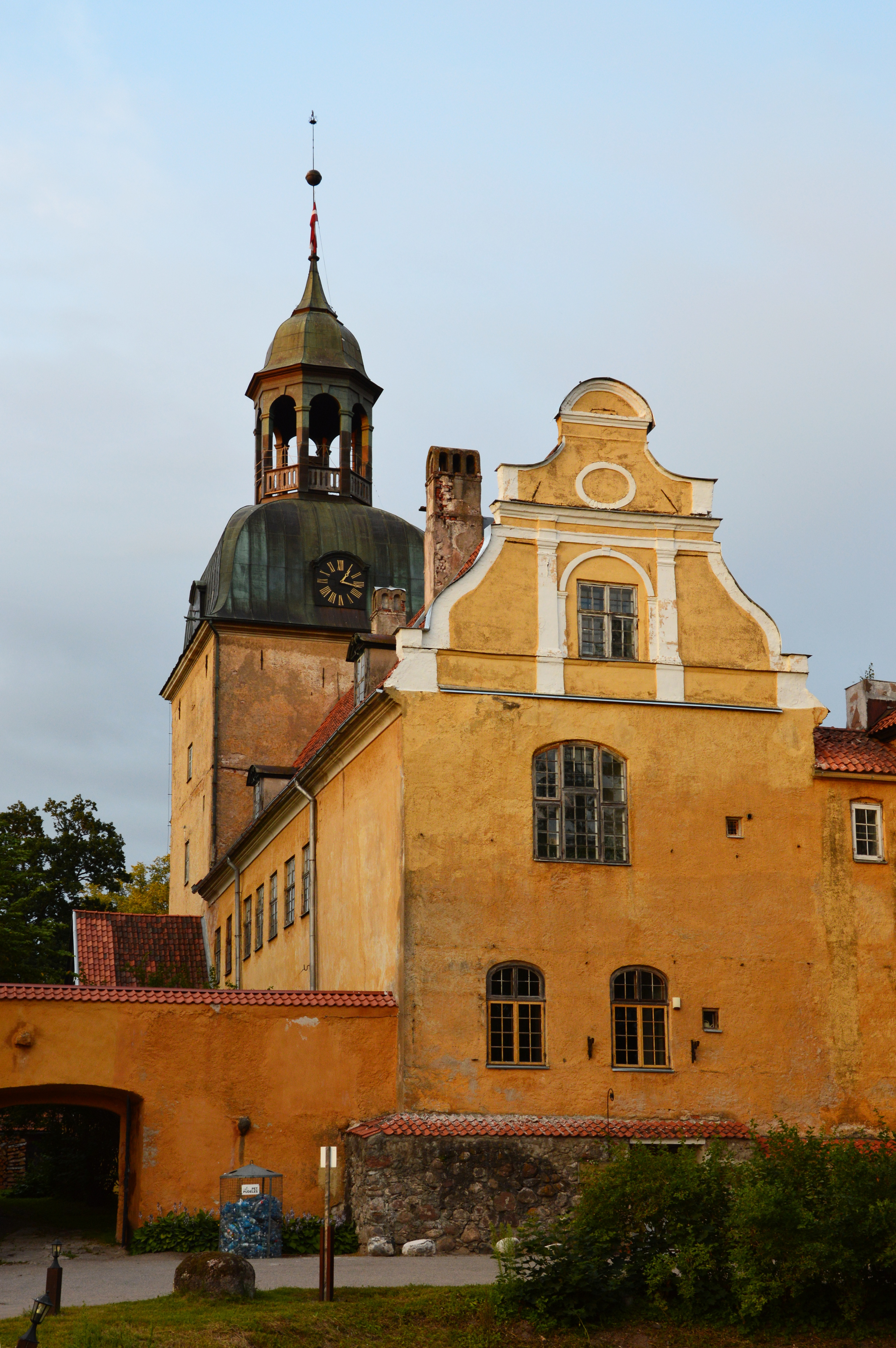 Lielstraupe Castle 02