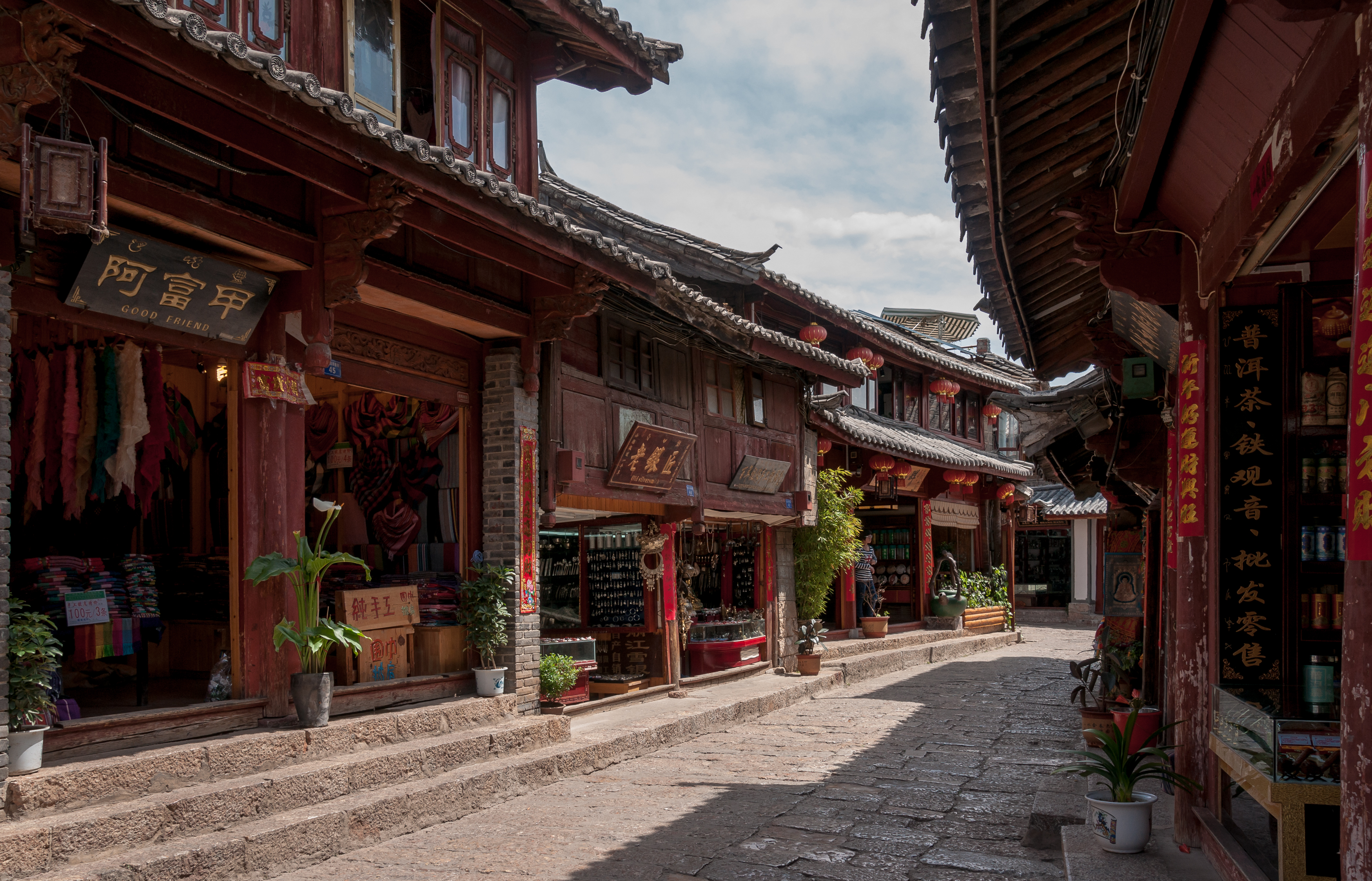 Lijiang Yunnan Heritage-shops-in-old-town-01