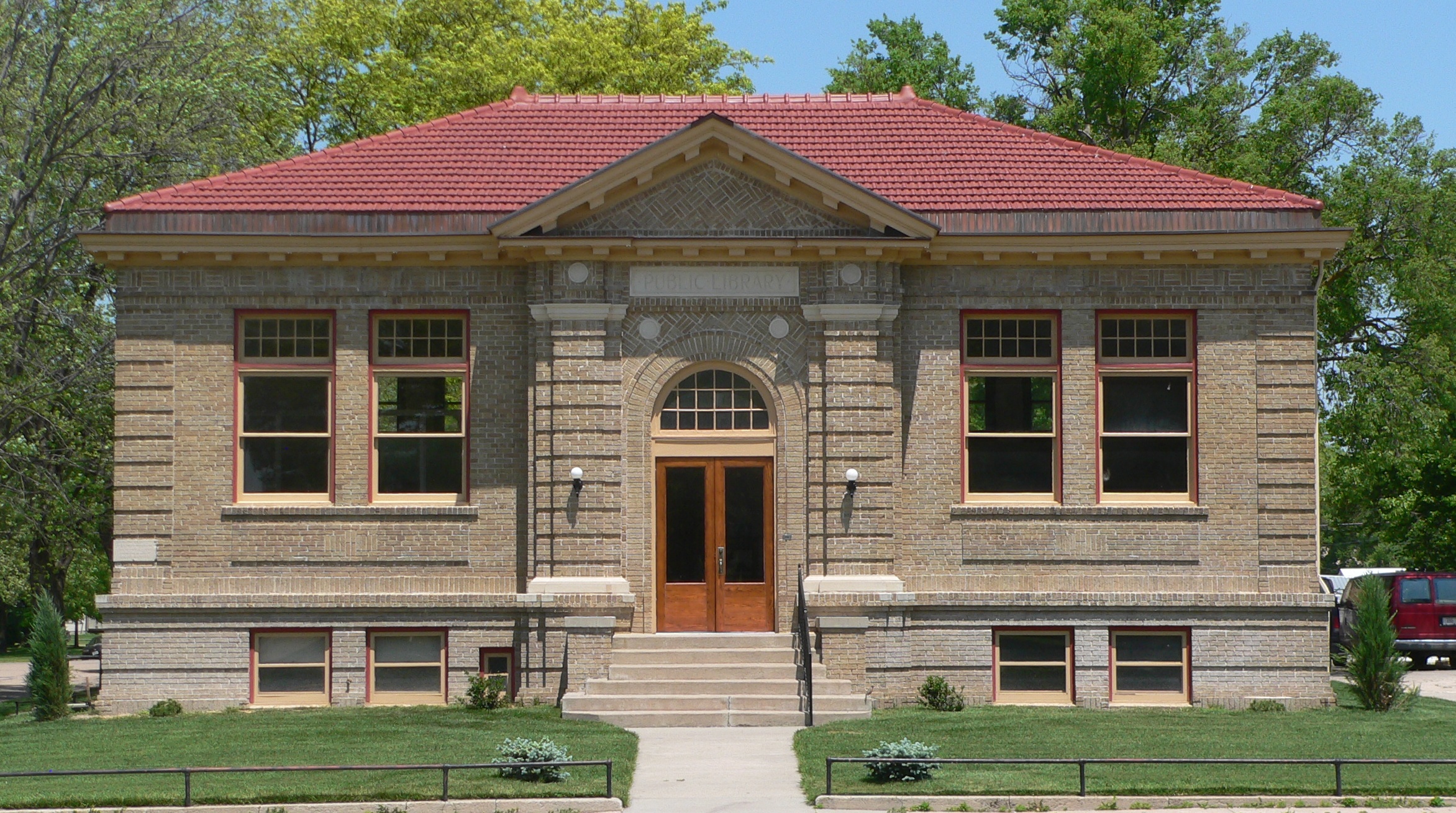 Loup City Carnegie Library from S