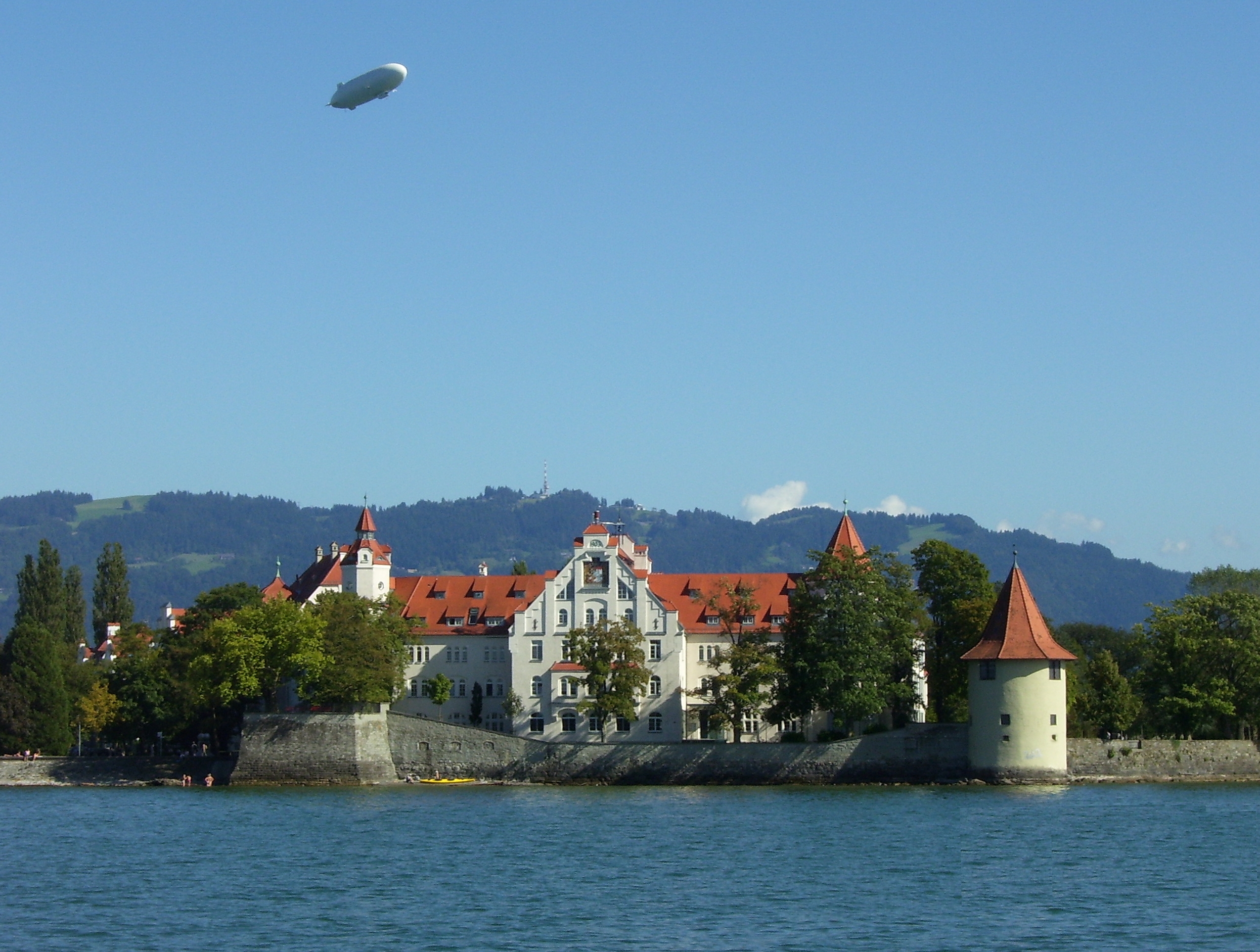Luitpoldkaserne (Lindau) with Zeppelin-2