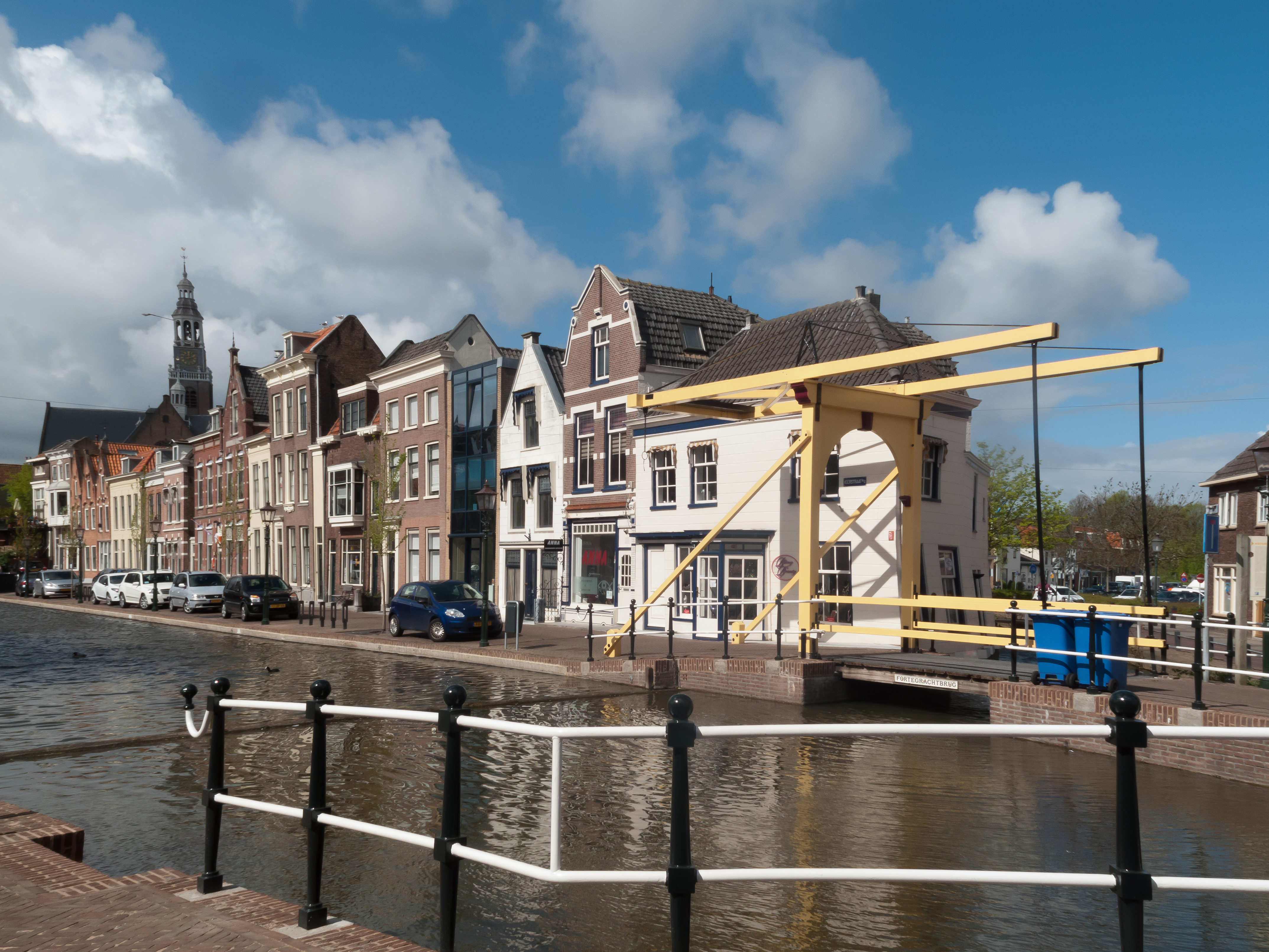 Maassluis, de Fortegrachtbrug in straatzicht GM0556-1521 foto3 2014-04-14 12.11