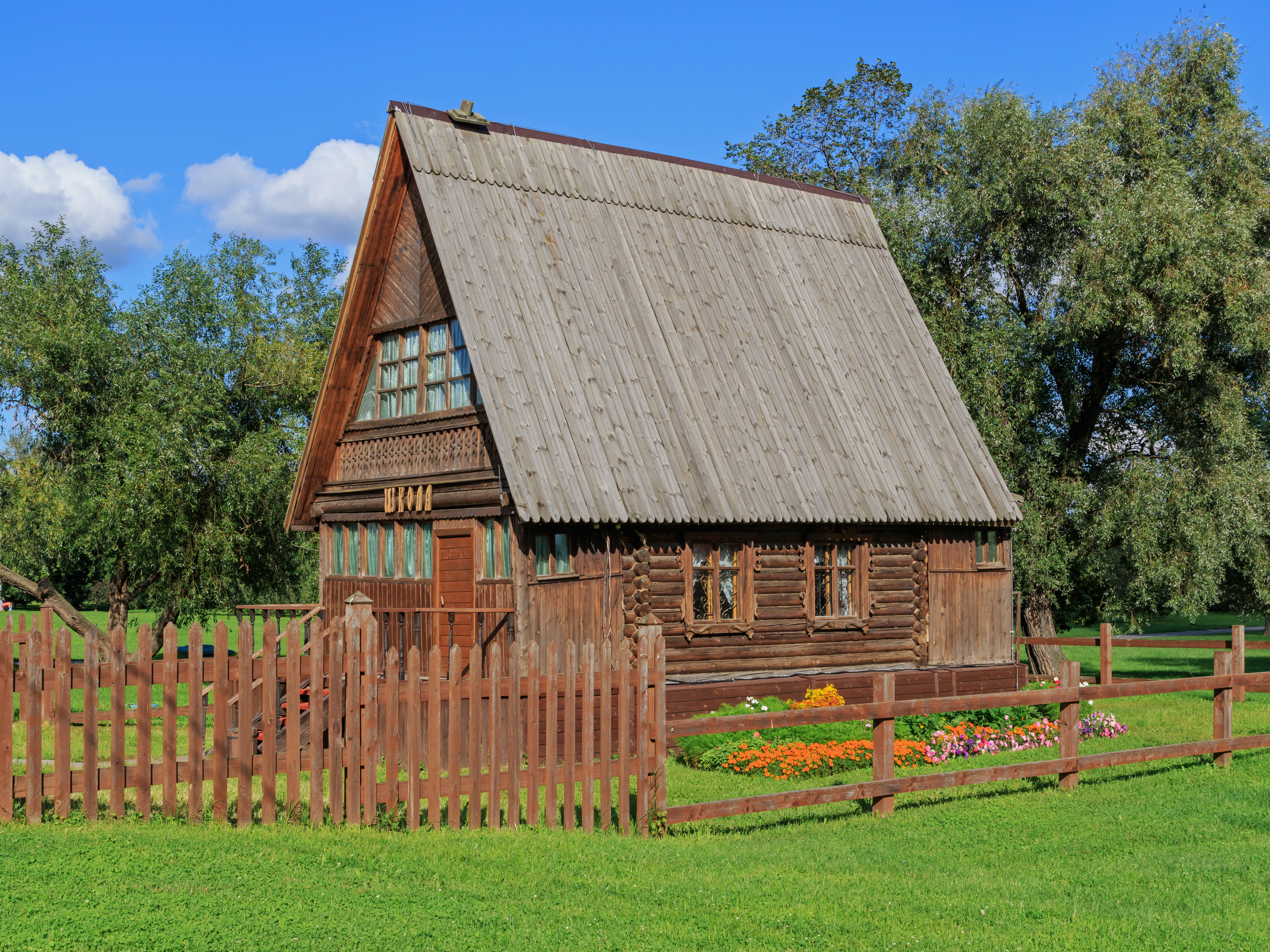 Moscow Kolomenskoe wooden school 08-2016