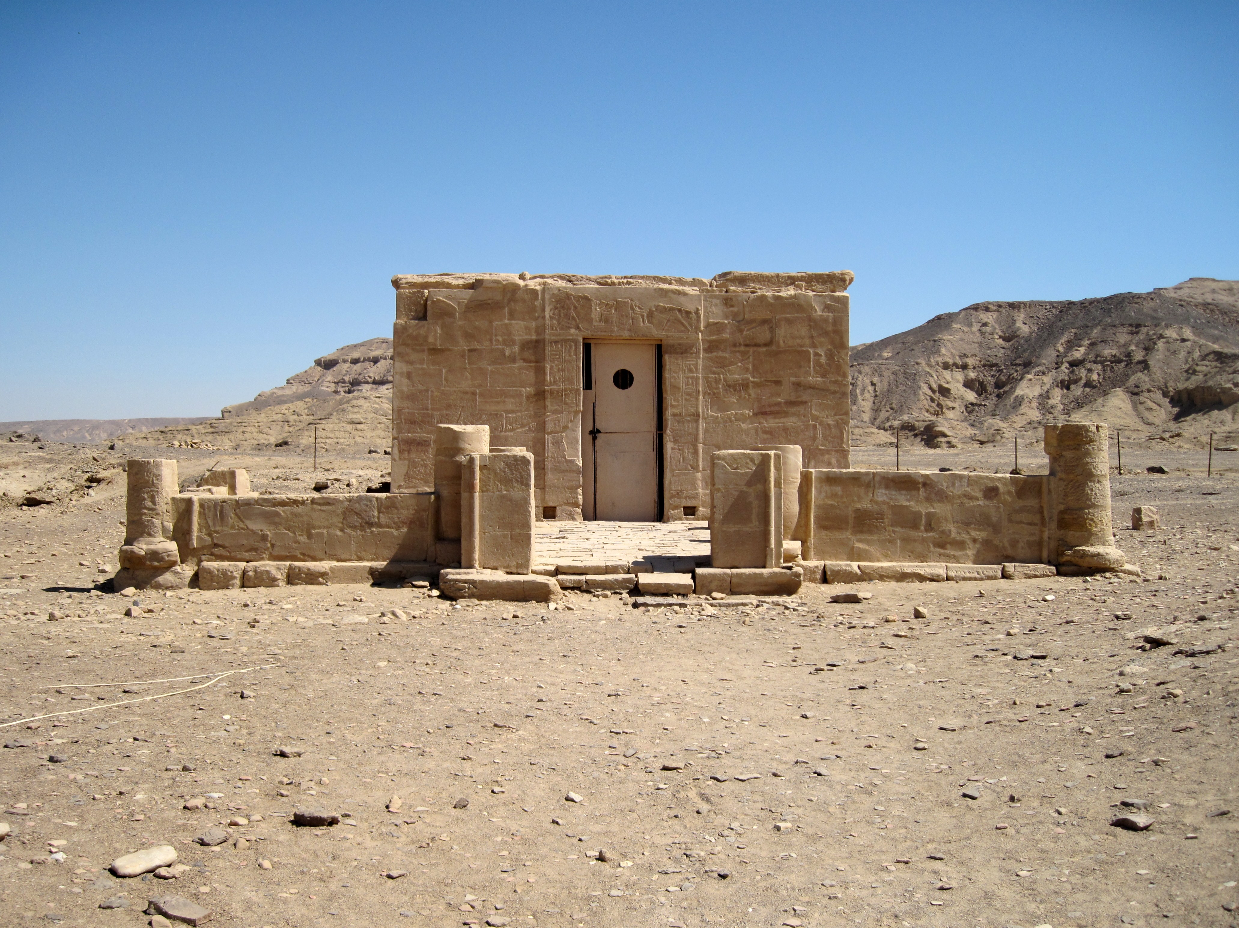 Necheb Tempel Amenophis III. 01