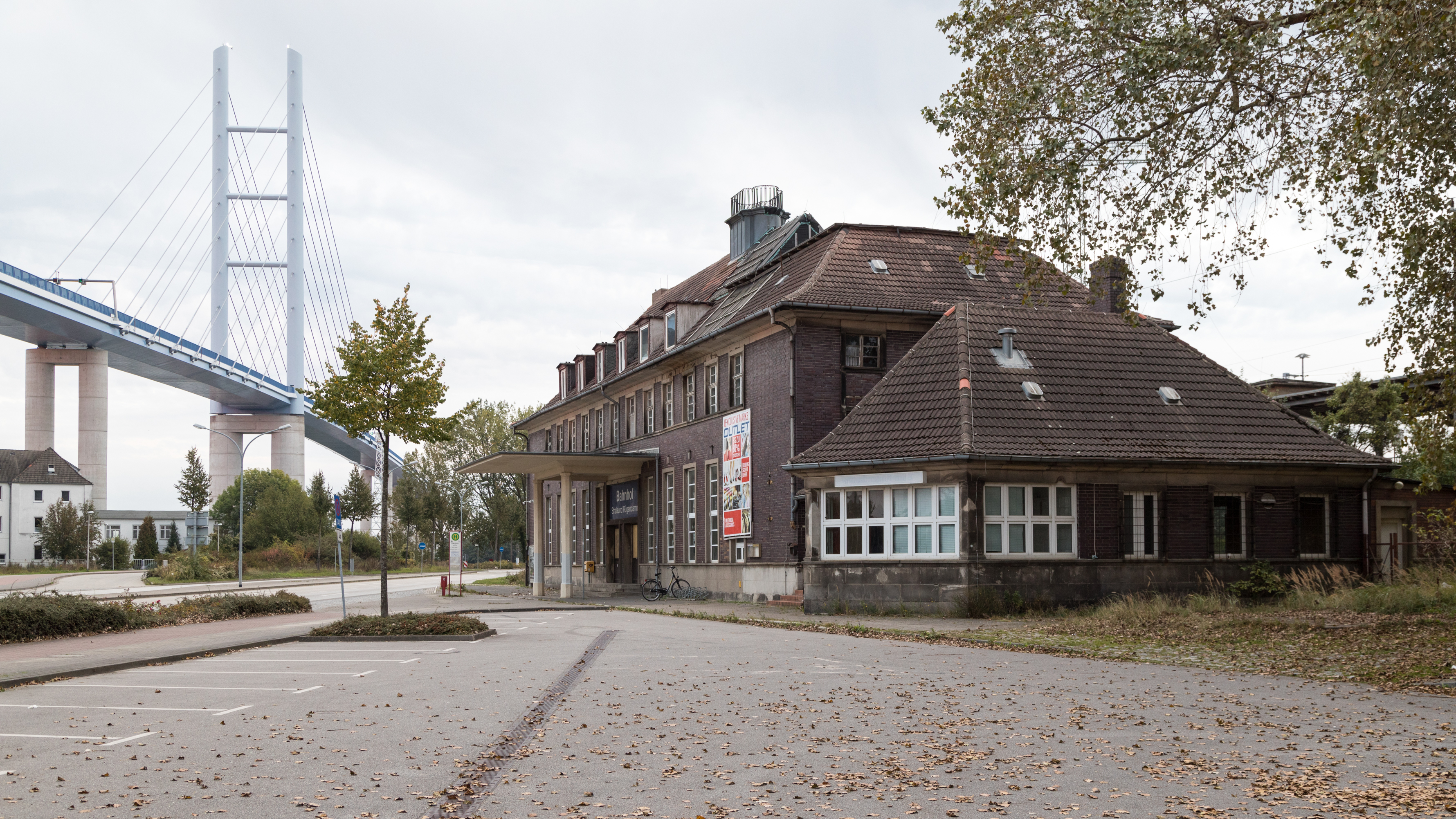 Neue Rügendammbrücke und Bahnhof Stralsund Rügendamm im Sept. 2017