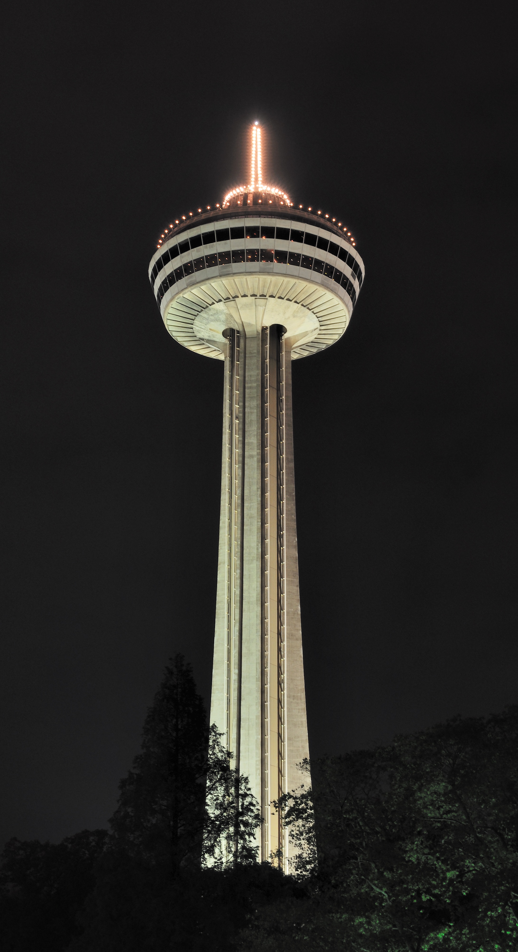 Niagara Falls - ON - Skylon Tower bei Nacht