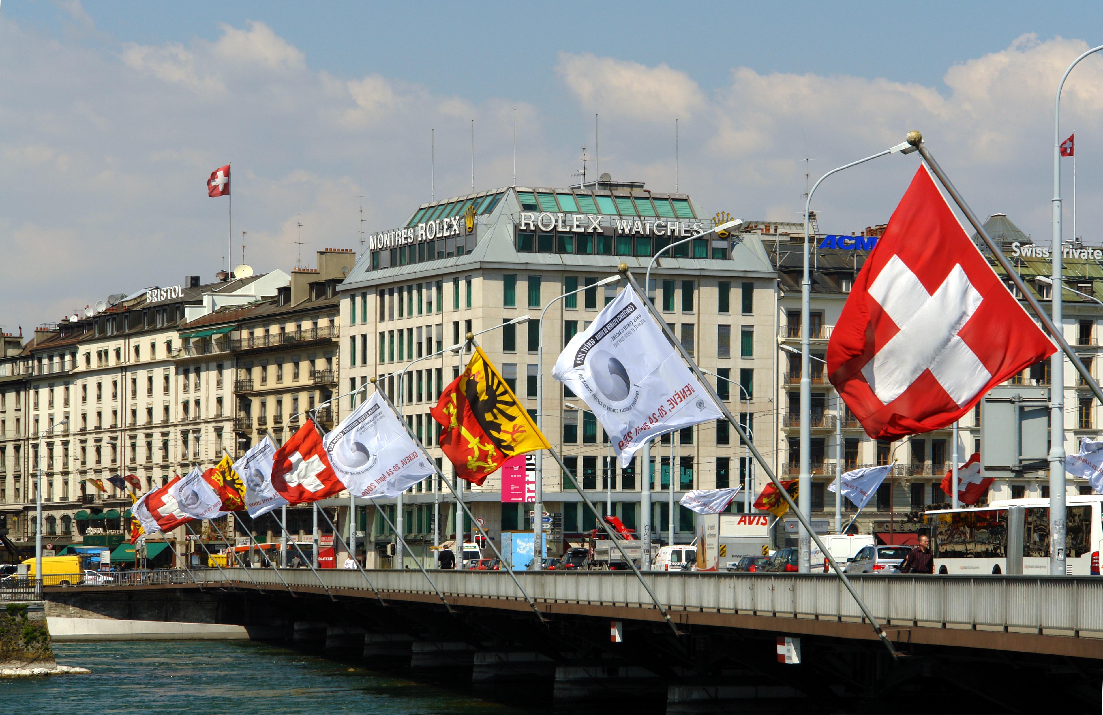 Pont du Mont-Blanc et drapeaux