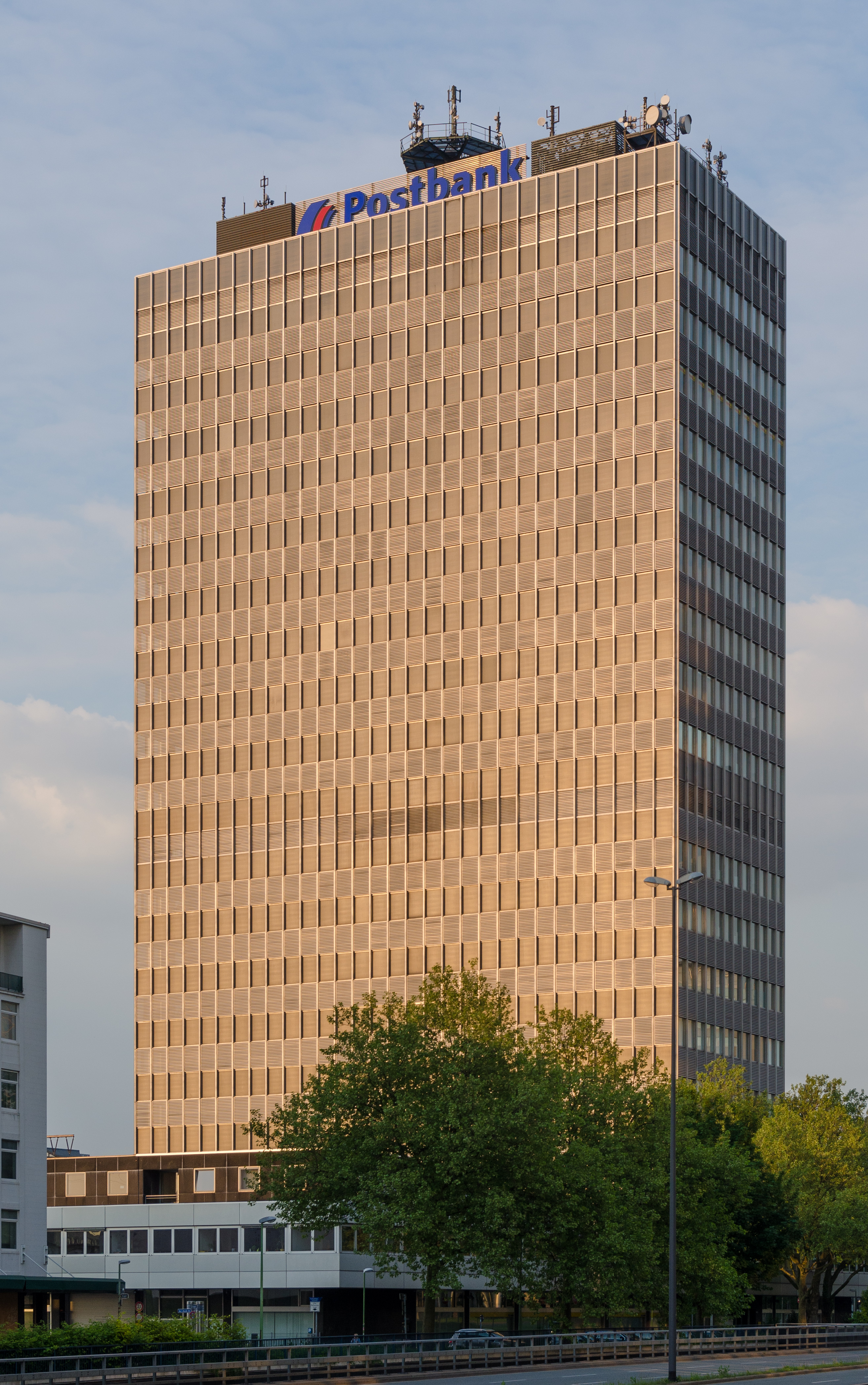 Postbank-Hochhaus-Essen-Abend-2013