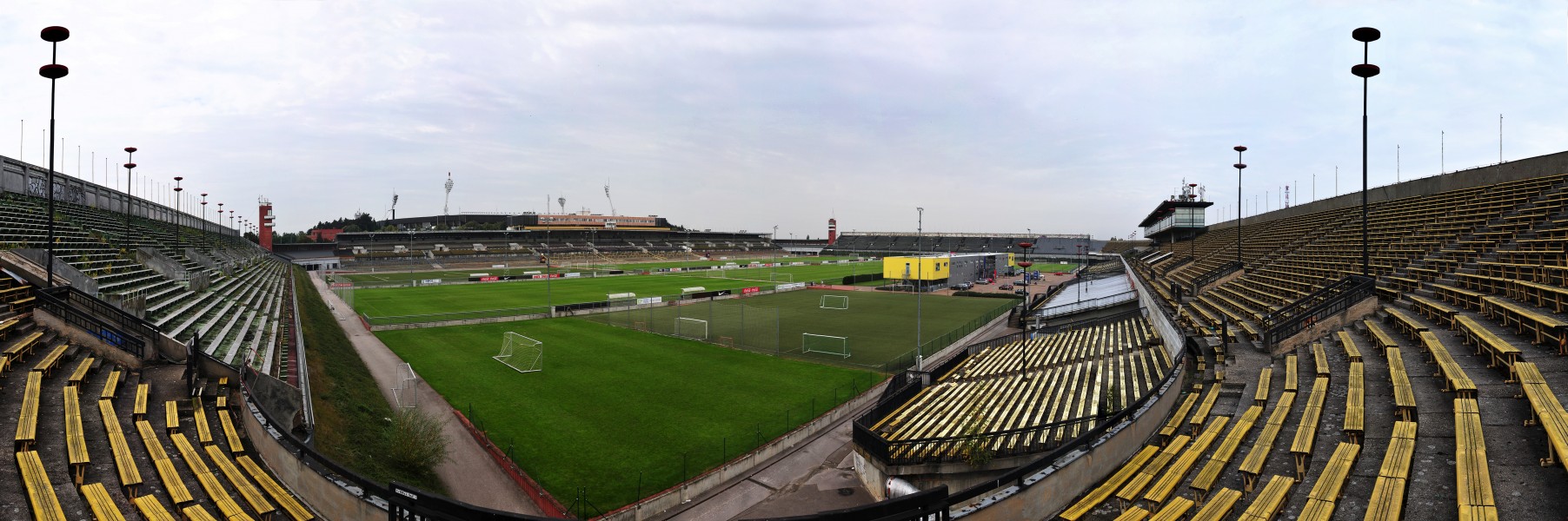 14-09-30-Velký-strahovský-stadion-RalfR-003