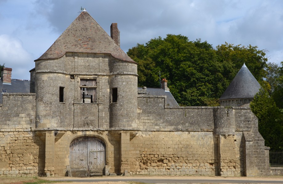 2012--DSC 0248-enceinte-fortifiée-du-Château-de-Noüe-à-Villers-Cotterets