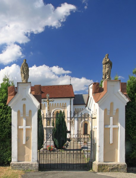 2013 Cierlicko Górne, Brama z zabytkowymi posągami Świętych Apostołów Macieja i Pawła
