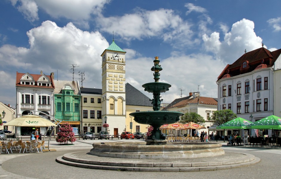 2013 Karwina, Frysztat, Żeliwna fontanna na rynku 01