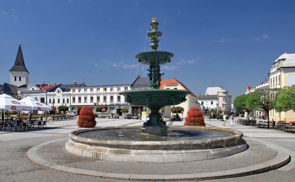 2013 Karwina, Frysztat, Żeliwna fontanna na rynku 05