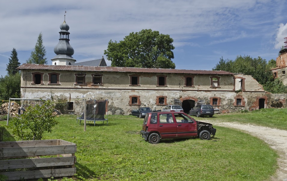 2014 Nowy Waliszów, pawilon przy dworze 03