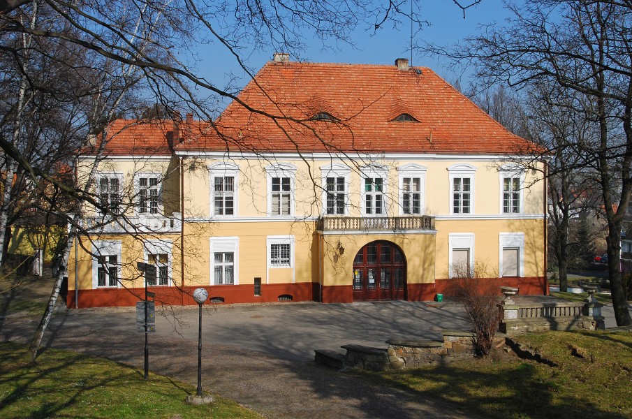 2014 Otmuchów, zespół zamkowy, pałac 02