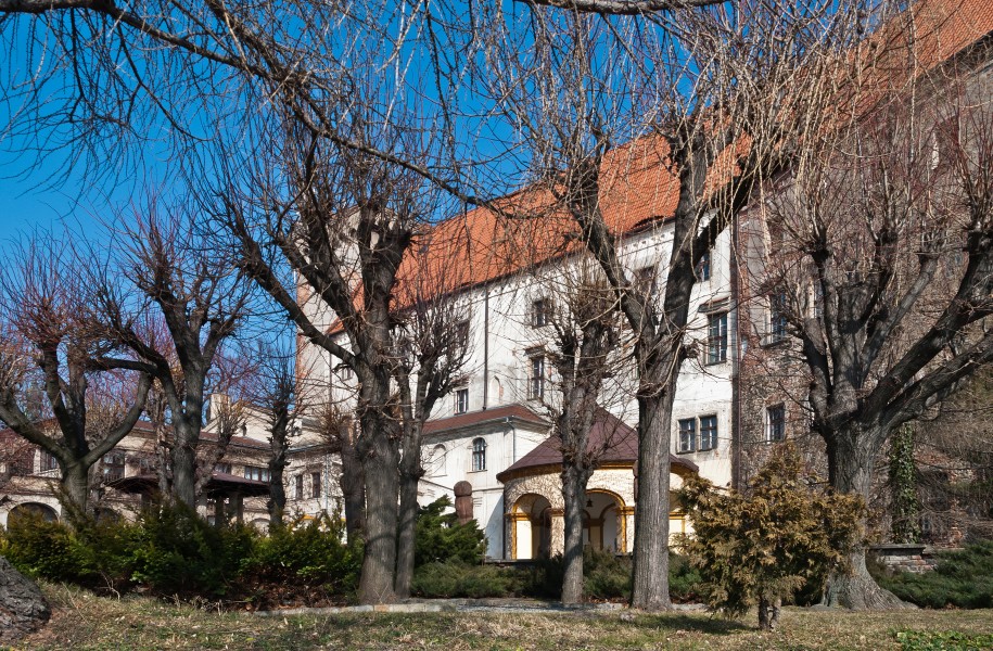 2014 Otmuchów, zespół zamkowy, park 08