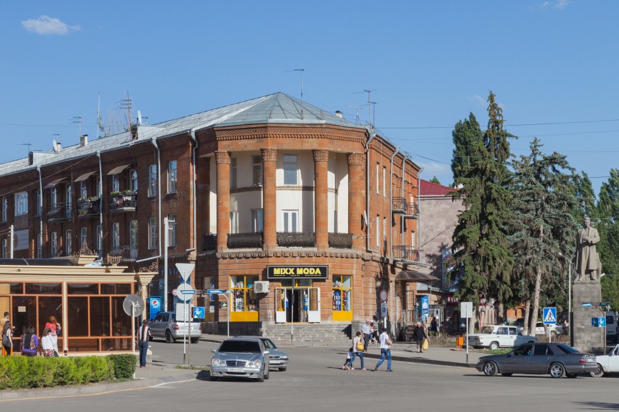 2014 Prowincja Szirak, Giumri, Budynek na skrzyżowaniu