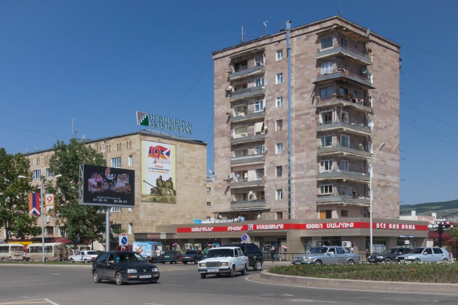 2014 Stepanakert, Budynki przy rondzie Placu Wolności