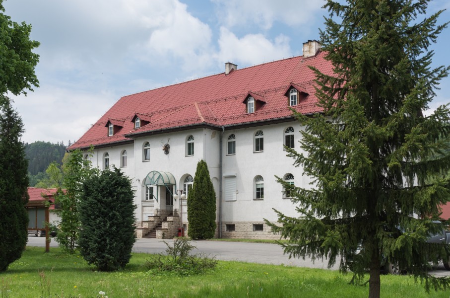 2015 Budynek nadleśnictwa w Strachocinie 02