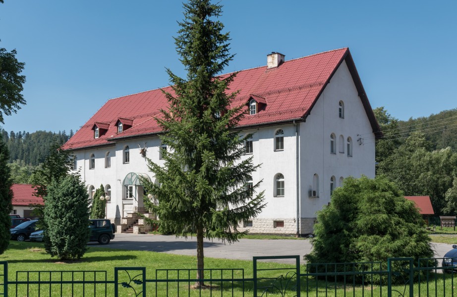 2016 Budynek nadleśnictwa w Strachocinie 1