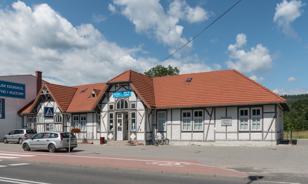 2016 Dworzec kolejowy w Stroniu Śląskim 01
