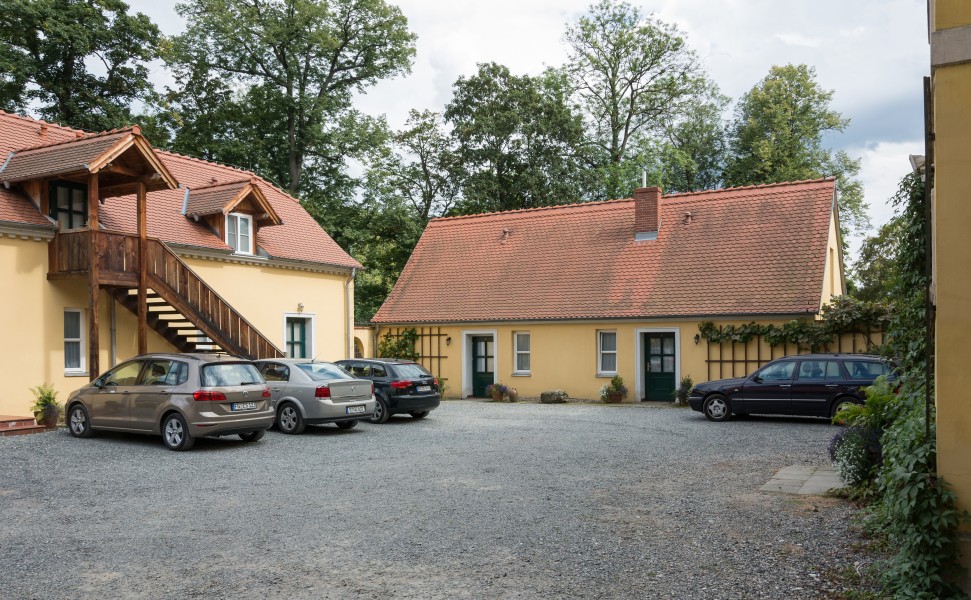 2016 Folwark w Łomnicy, druga stodoła w parku