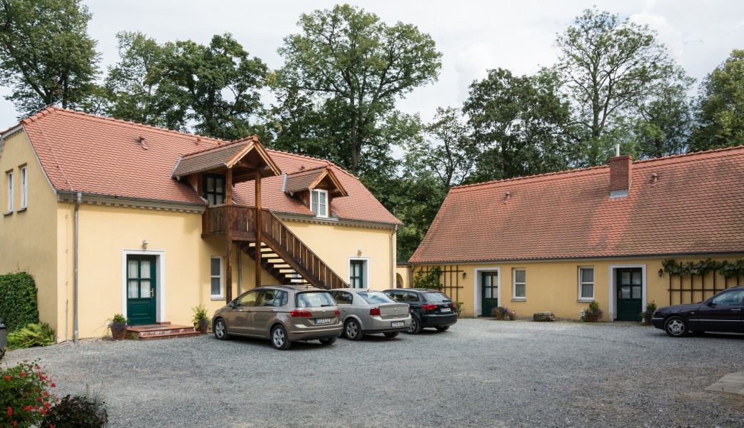 2016 Folwark w Łomnicy, stodoły w parku
