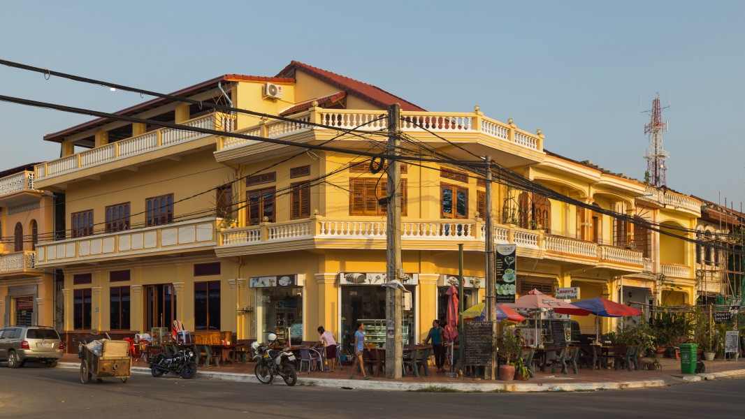 2016 Kampot, Budynek ze sklepami
