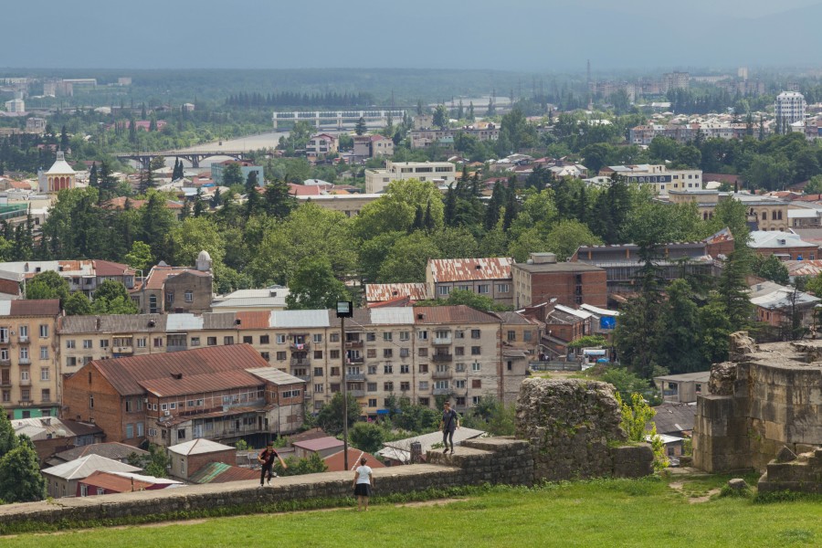 2016 Kutaisi, Widok na miasto spod katedry Bagrati (07)