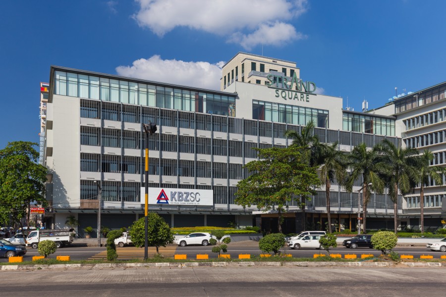 2016 Rangun, Bank KBZ na Strand Square (01)