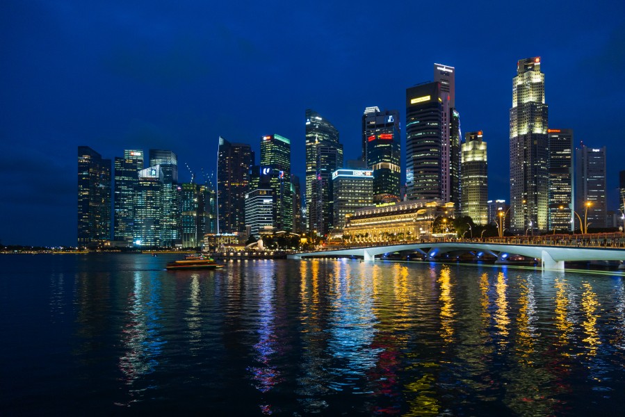 2016 Singapur, Downtown Core, Wieczorny widok na Central Business District od strony promenady Esplanade (08)