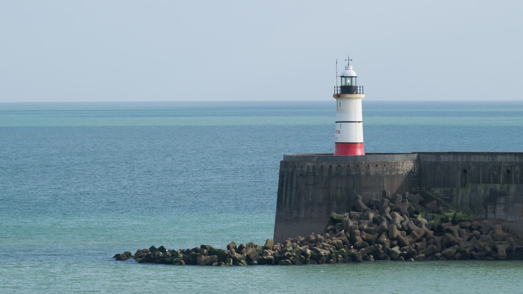 2017-05 Newhaven lighthouse 01