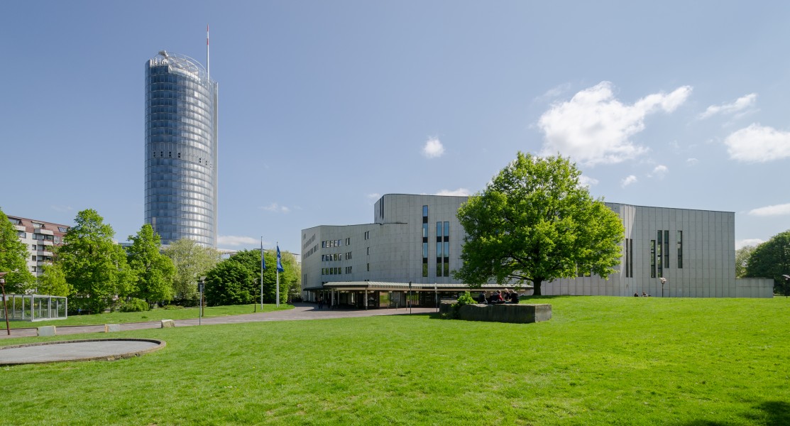 Aalto Theater mit RWE Tower 2014
