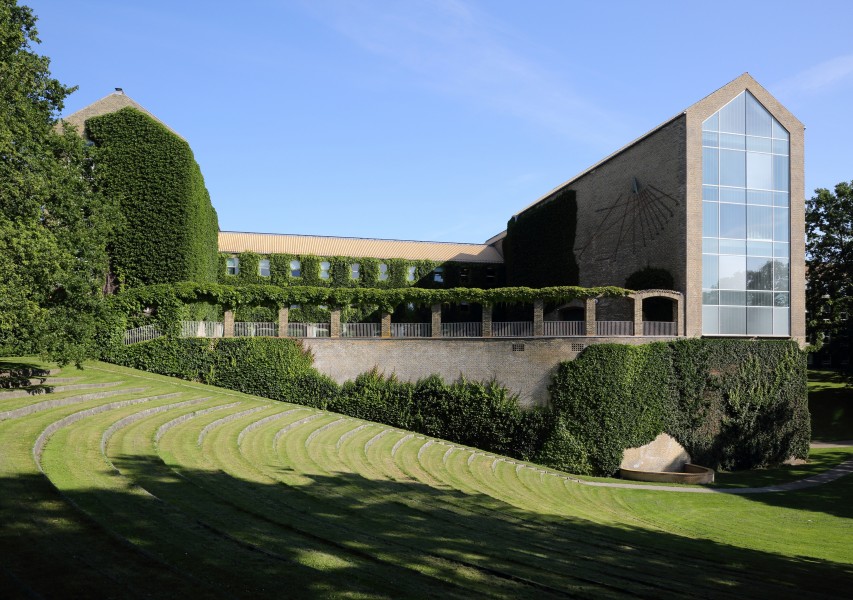 Aarhus Universitets hovedbygning set fra parken