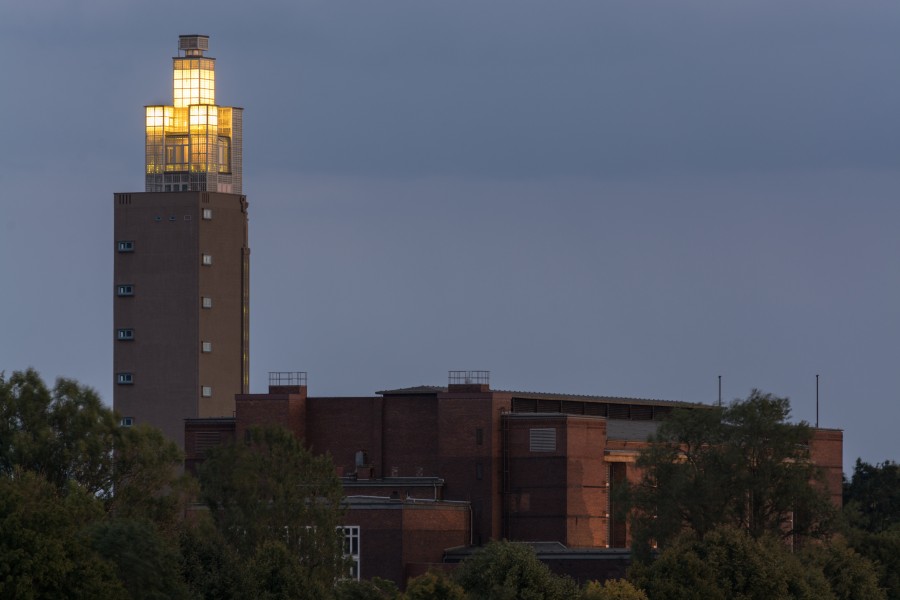 Albinmüller-Turm (Magdeburg-Werder).Stadthalle.Abend.ajb