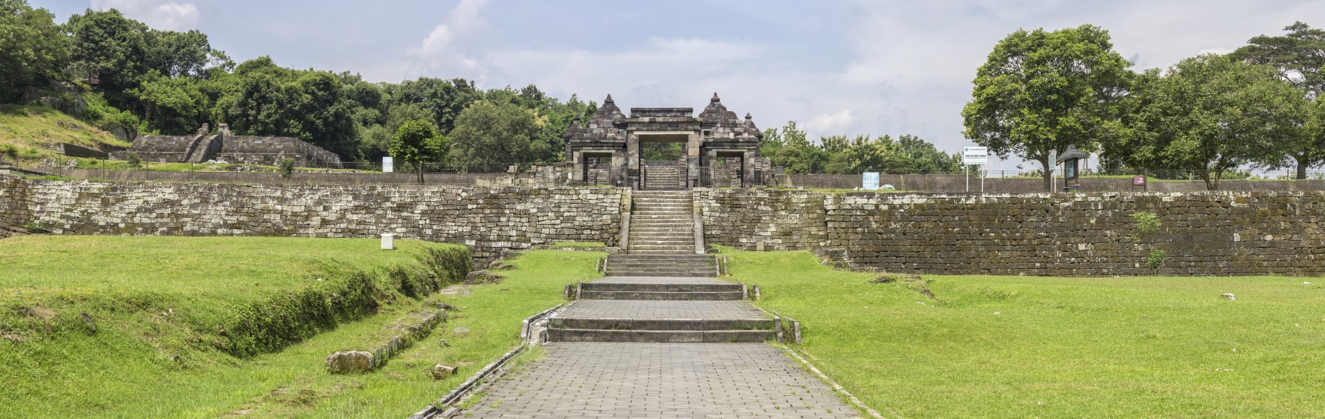 Approach to Ratu Boko, 2014-03-31